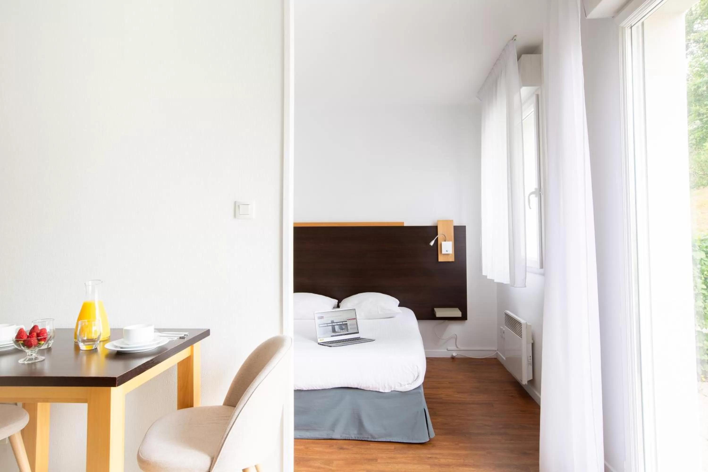 Dining area, Bed in Cerise Nantes Atlantis