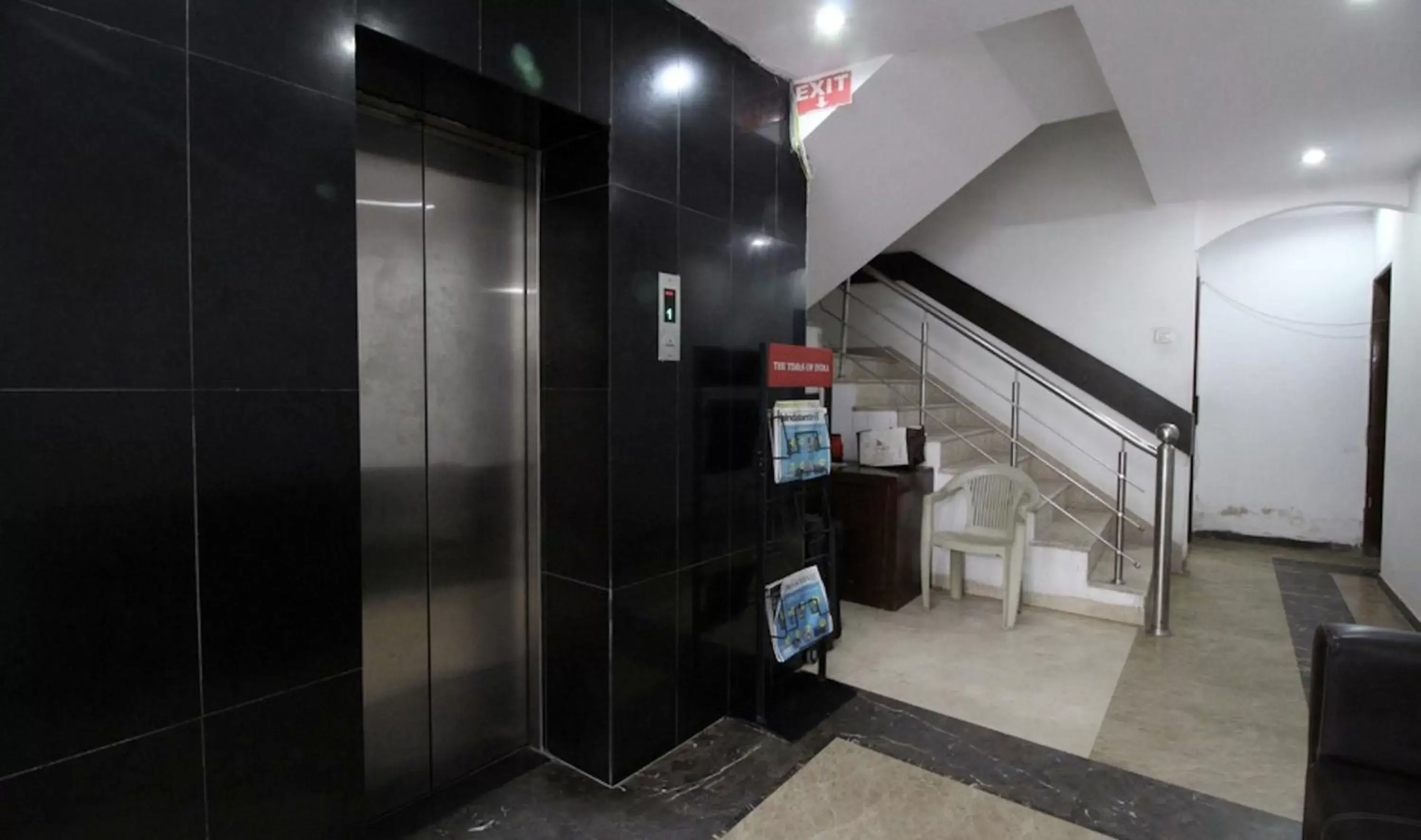 Lobby or reception, Bathroom in Hotel Unistar