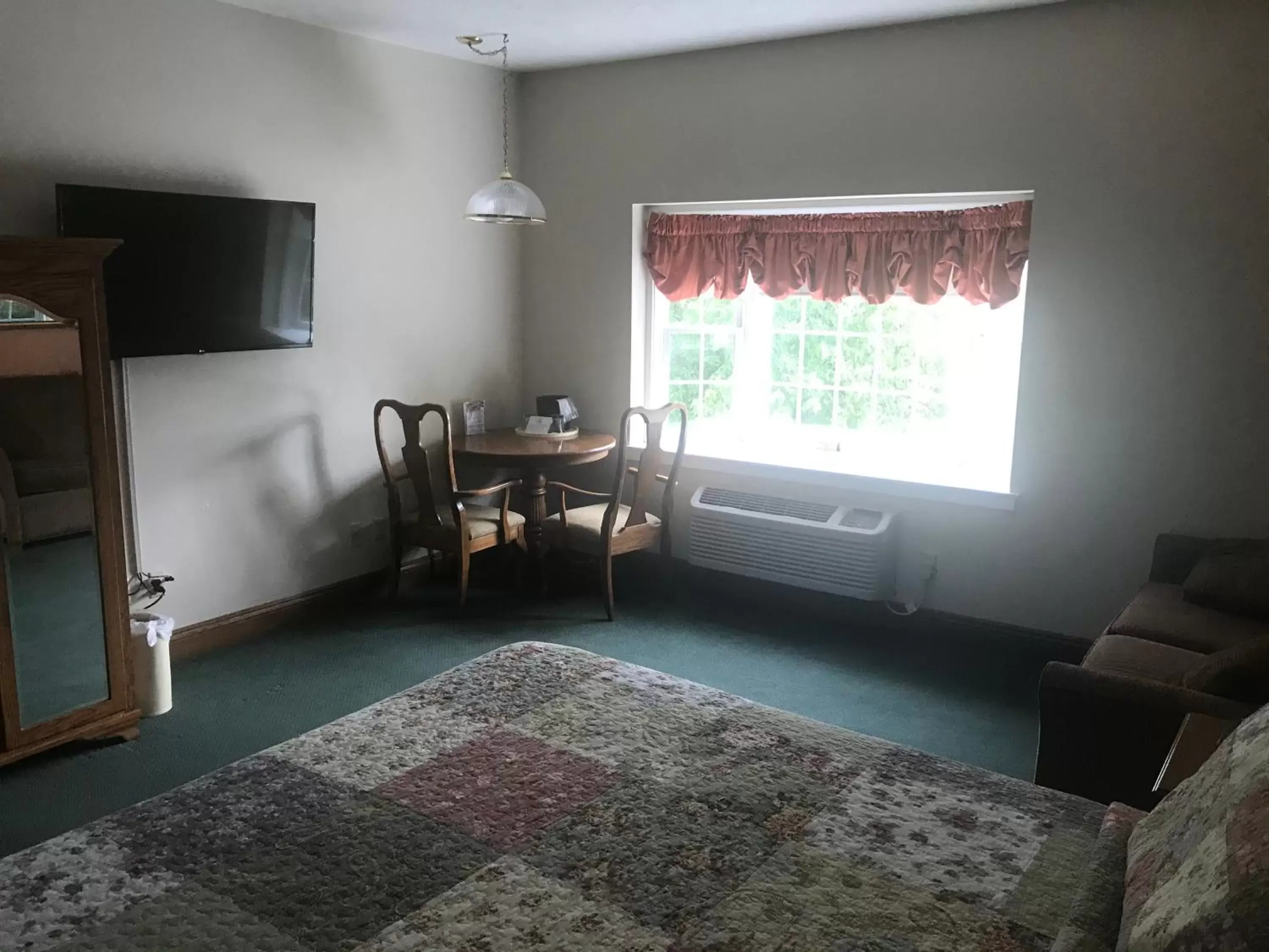 Photo of the whole room, TV/Entertainment Center in Inn at Amish Door