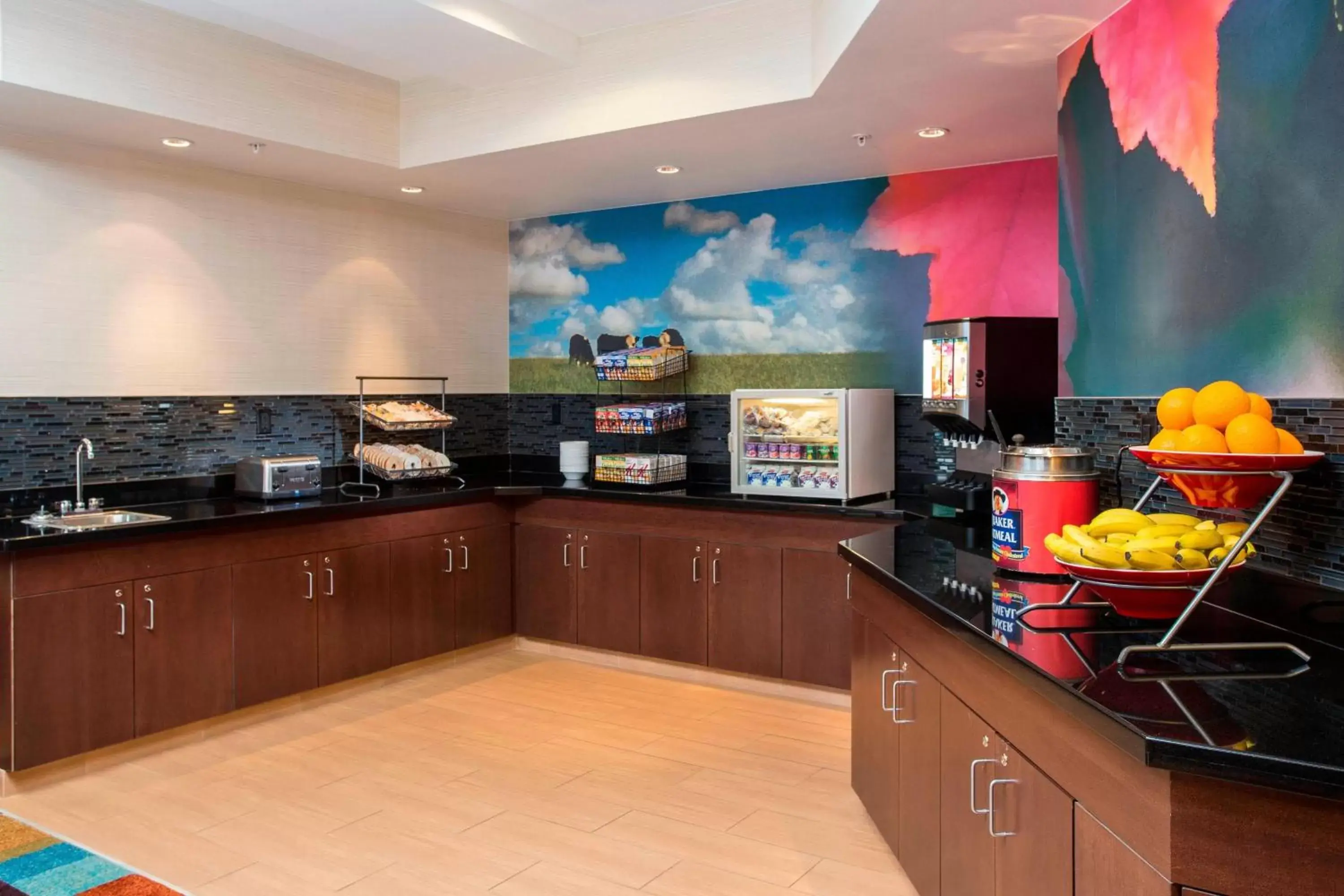 Breakfast, Kitchen/Kitchenette in Fairfield Inn & Suites Greeley