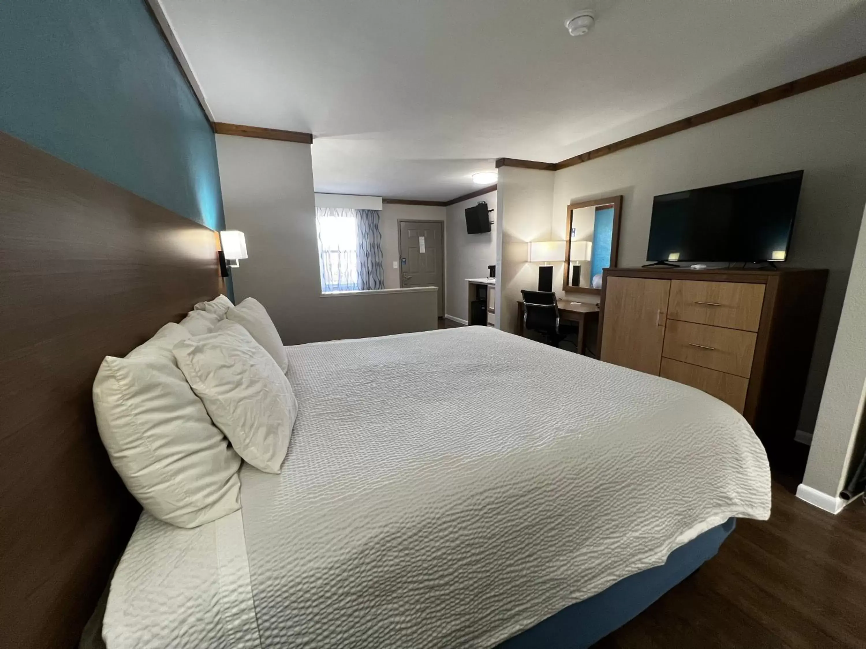 TV and multimedia, Bed in Days Inn by Wyndham Suites Fredericksburg