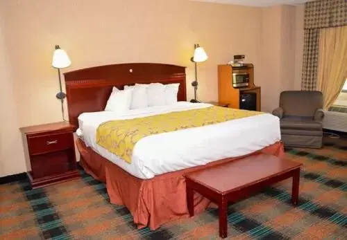 Coffee/tea facilities, Bed in Baymont by Wyndham Michigan City Coffee/tea facilities, Bed in Baymont by Wyndham Michigan City