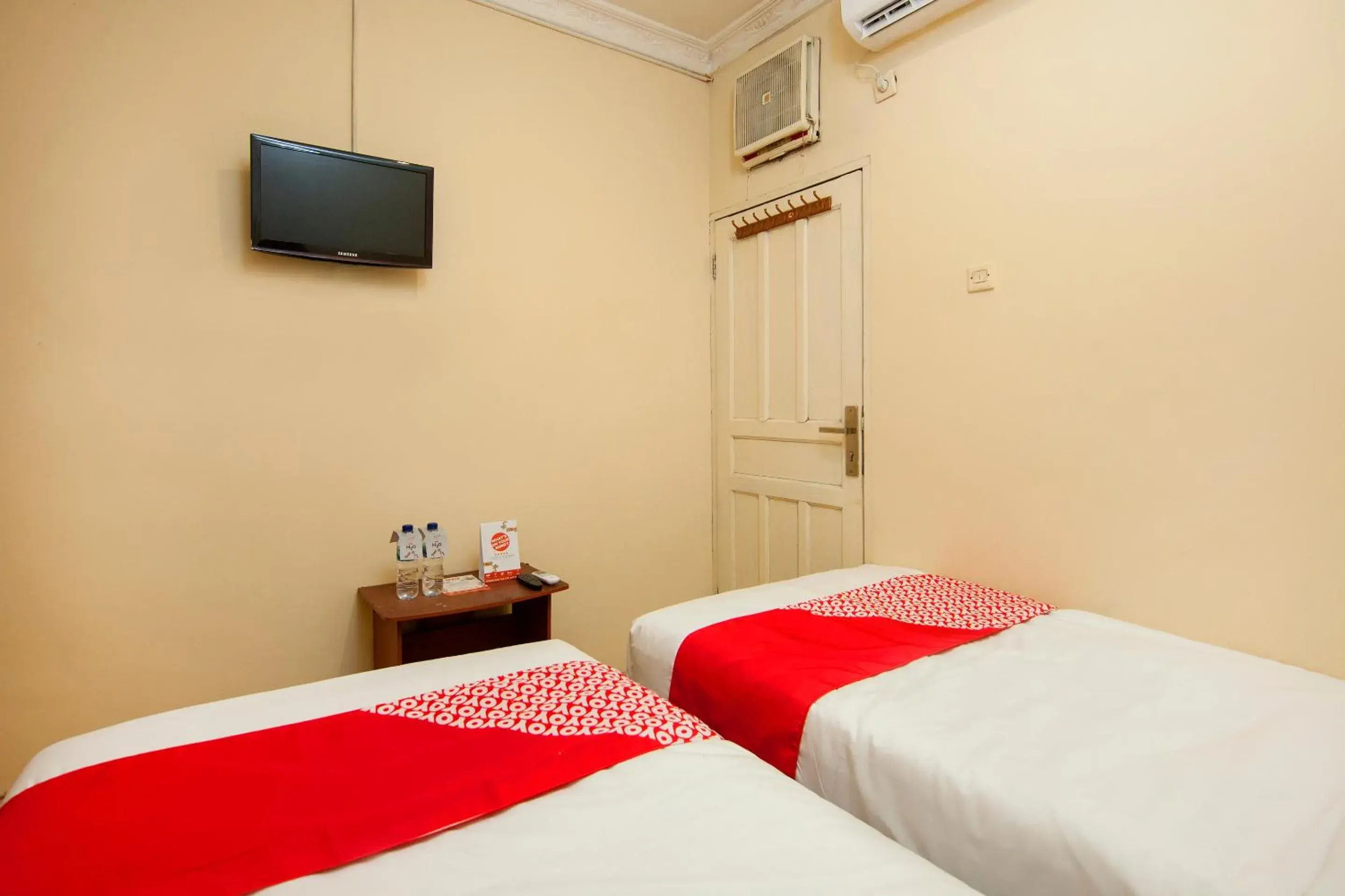 Bedroom, Bed in OYO 2045 Hotel 211