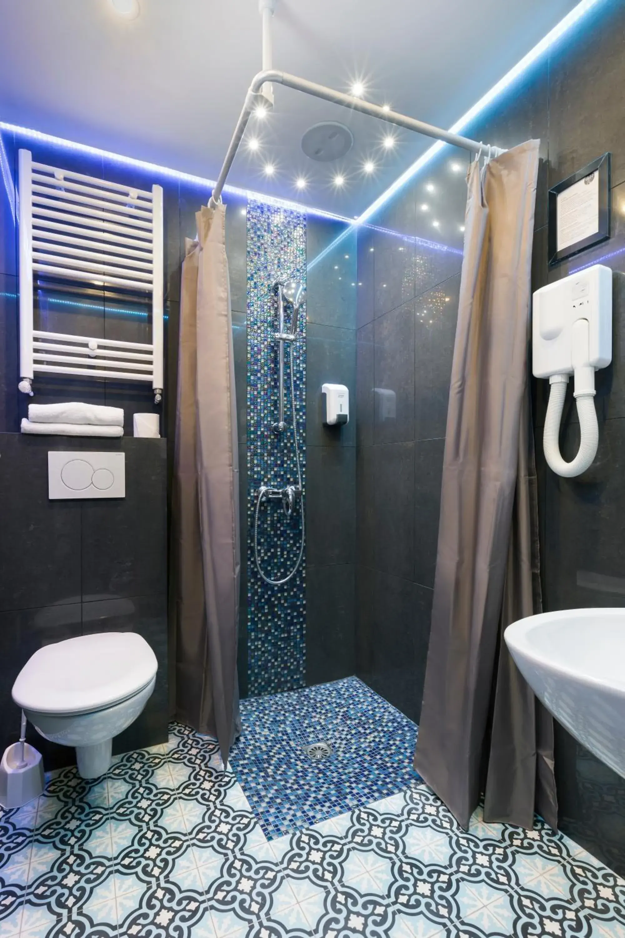 Shower, Bathroom in Grand Hôtel Amelot