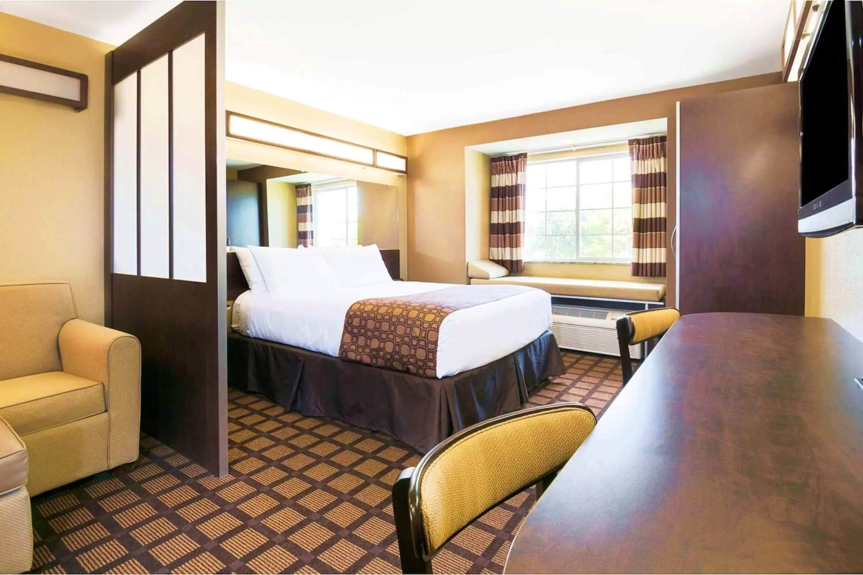 Bed in Microtel Inn & Suites by Wyndham Macon