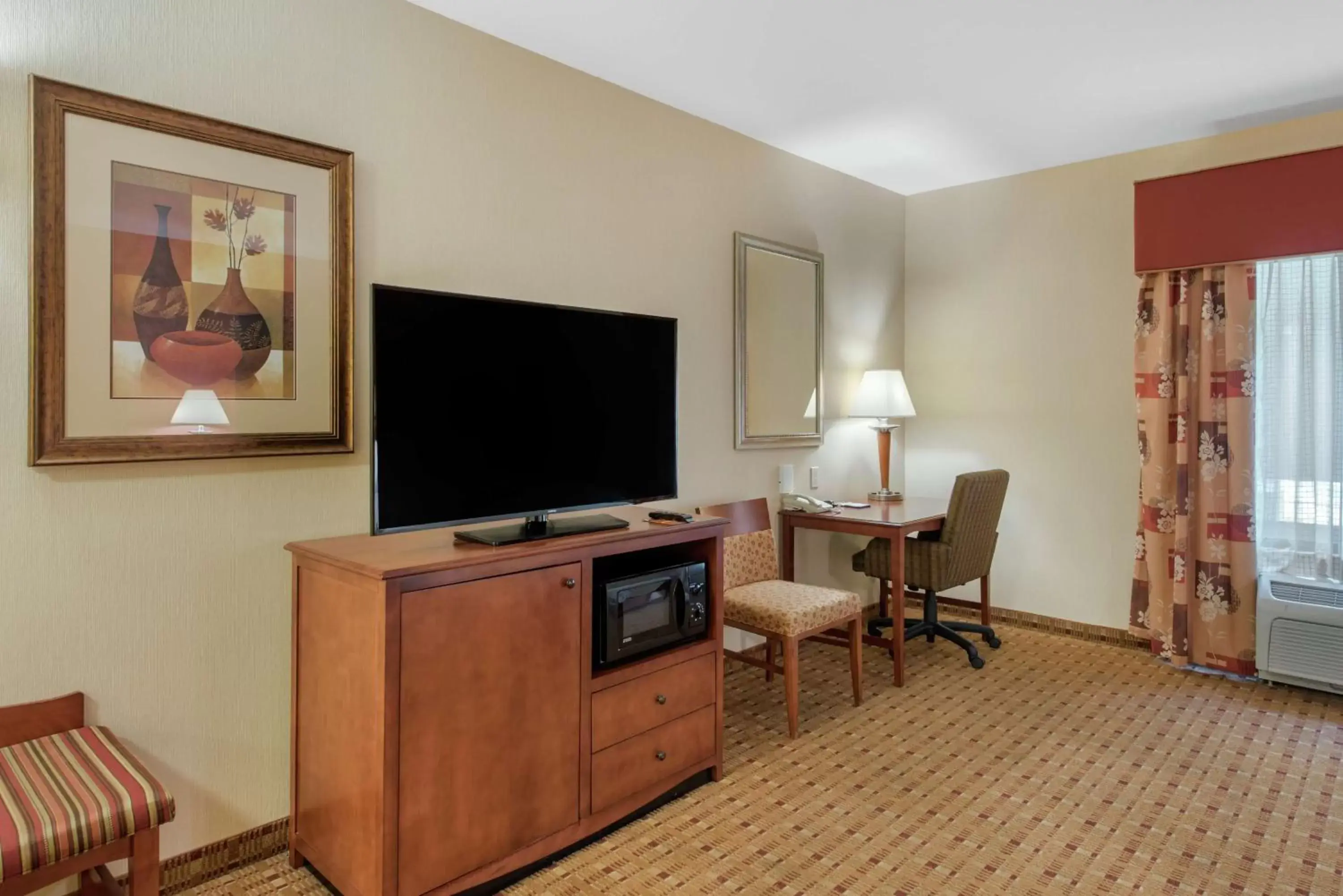 Bedroom, TV/Entertainment Center in Hampton Inn & Suites Arcata