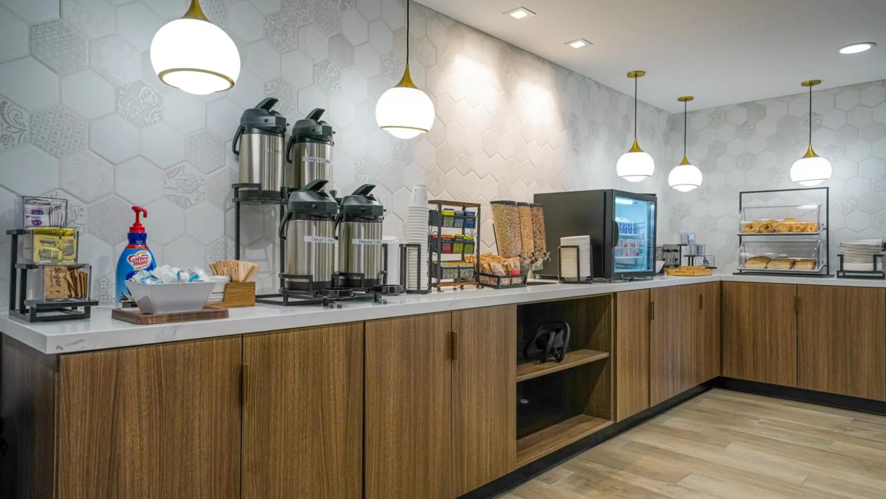 Coffee/tea facilities, Kitchen/Kitchenette in La Quinta Inn & Suites by Wyndham Santa Cruz