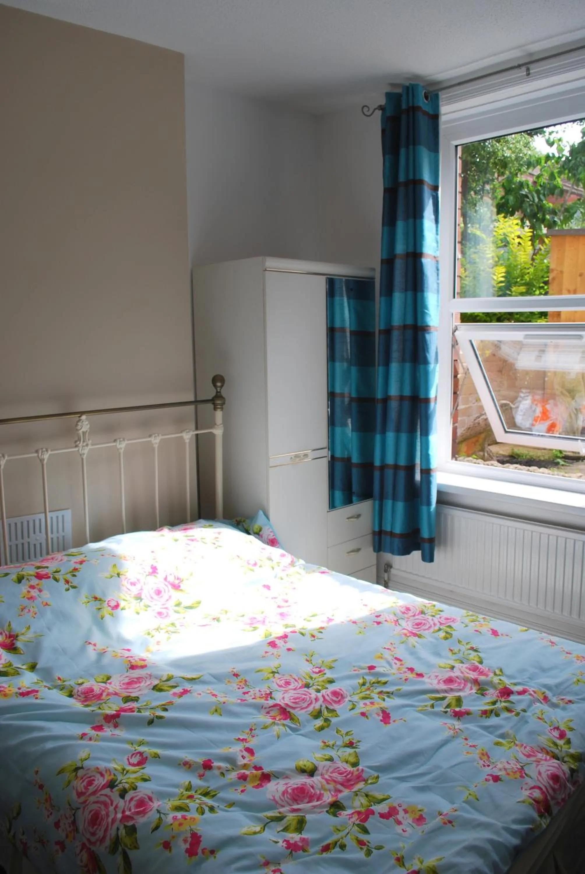 Photo of the whole room, Bed in Clift Guest House