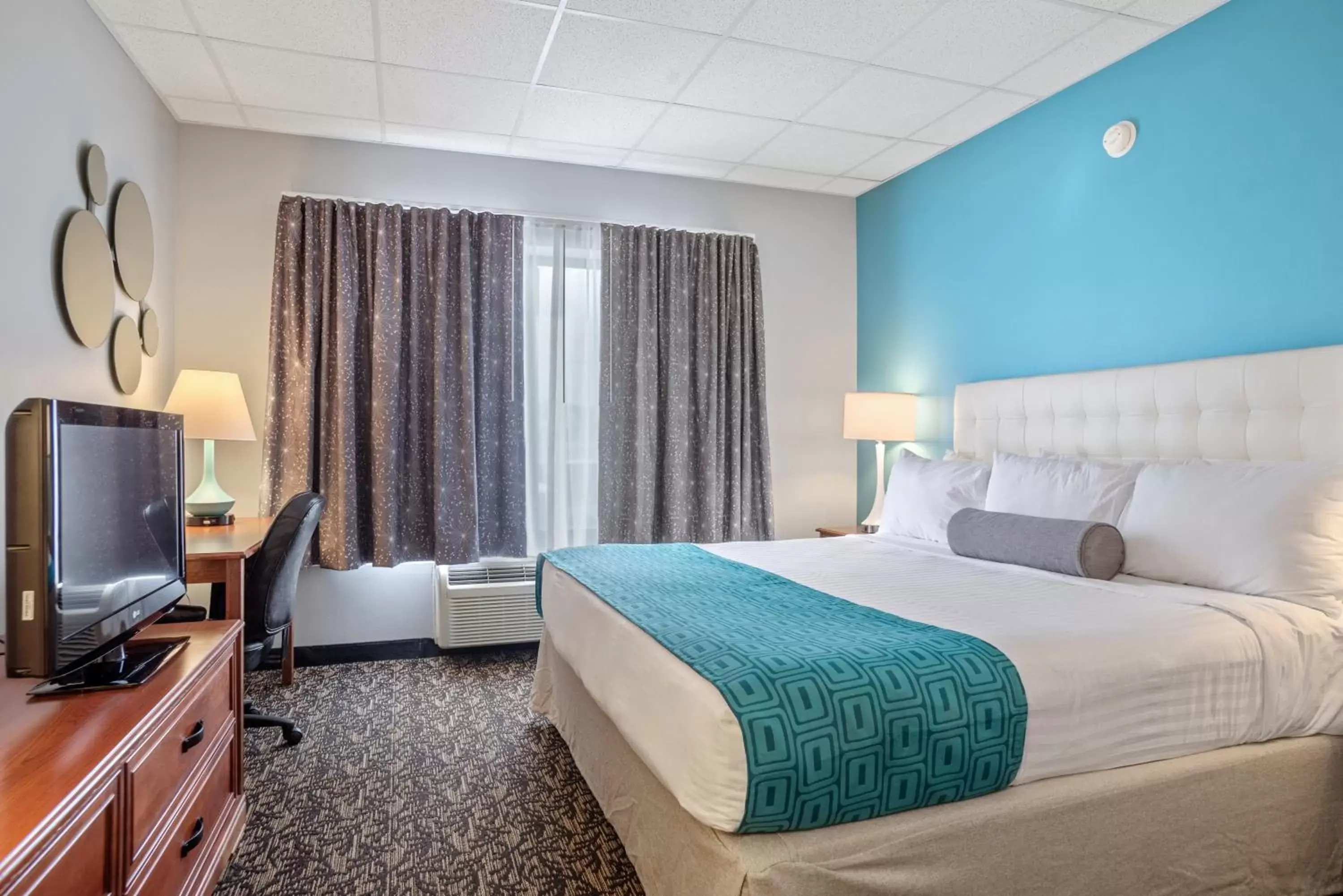 Bed in Howard Johnson by Wyndham Rapid City