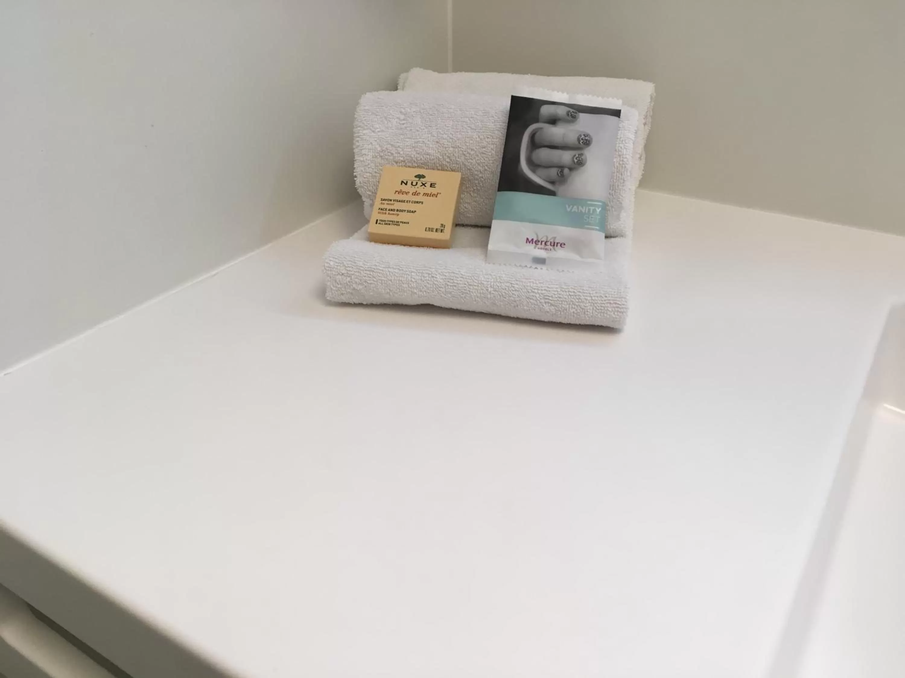 Bathroom, Bed in Mercure Perpignan Centre