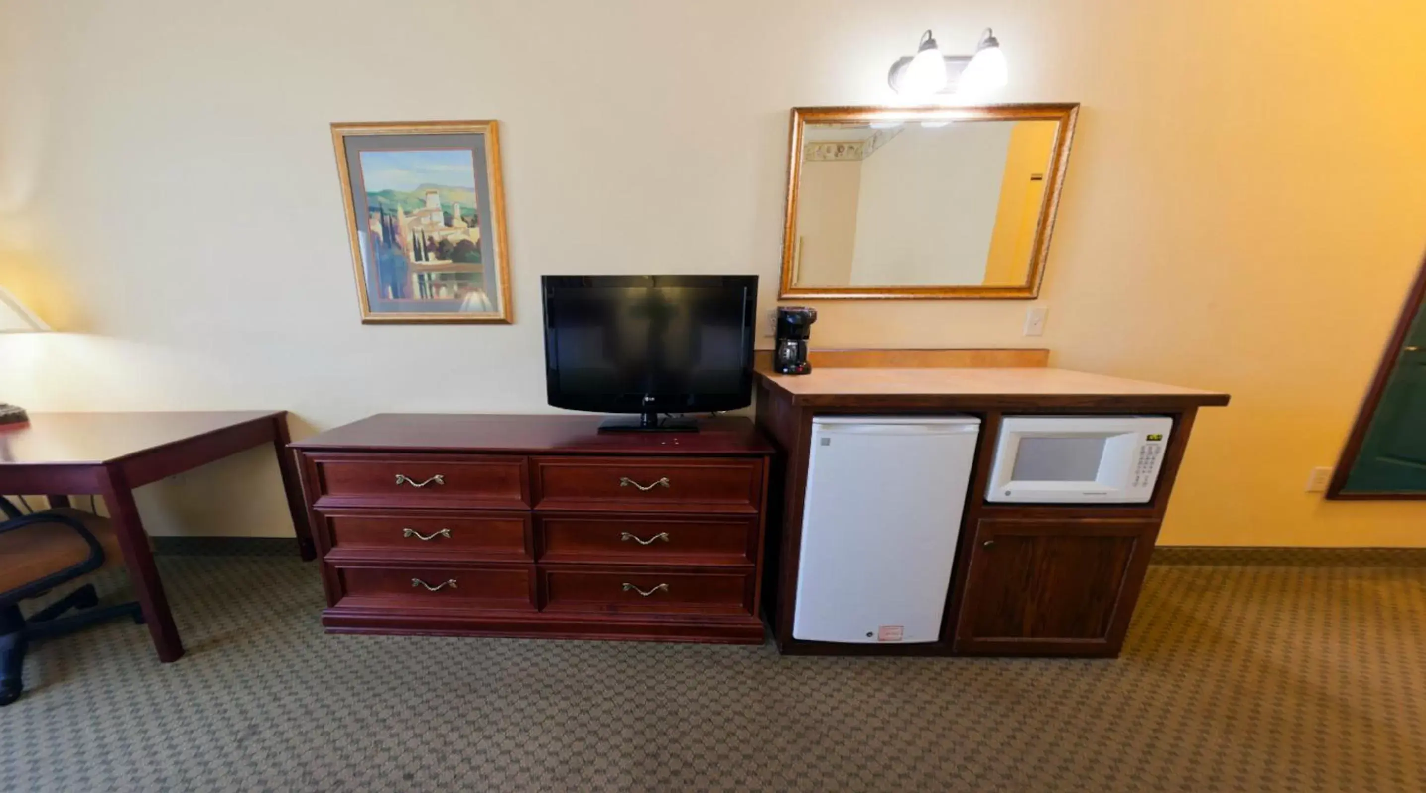 TV and multimedia, TV/Entertainment Center in Country Inn & Suites by Radisson, St. Cloud East, MN