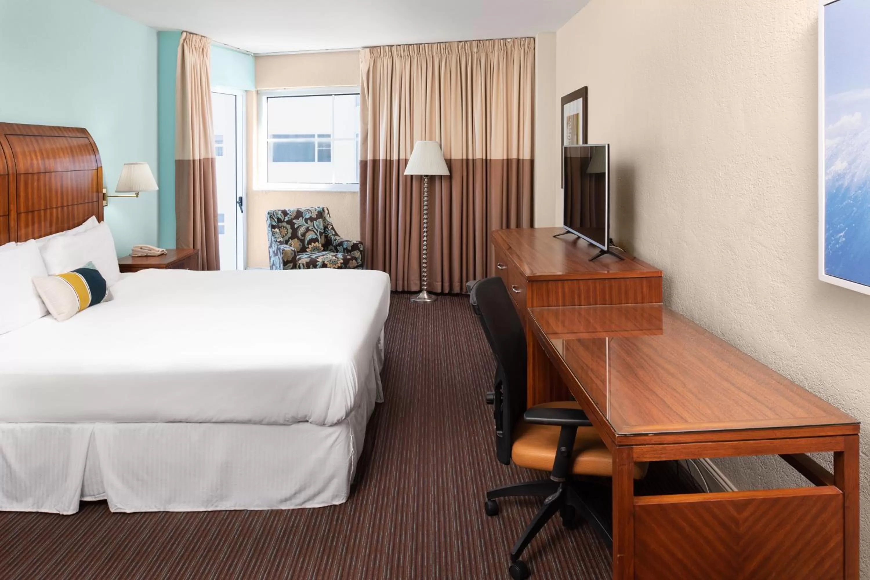 Bedroom, Bed in Sherry Frontenac Oceanfront