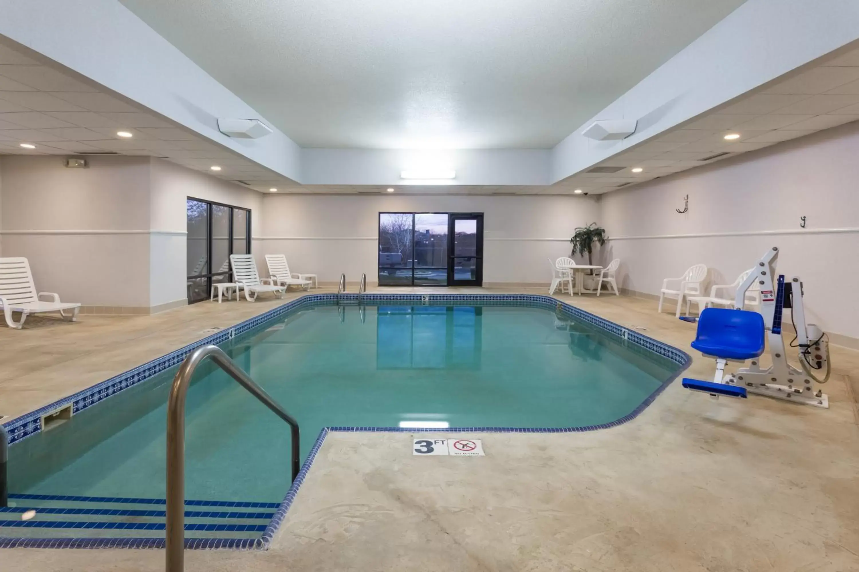 Swimming pool in Super 8 by Wyndham Germantown/Milwaukee Swimming pool in Super 8 by Wyndham Germantown/Milwaukee