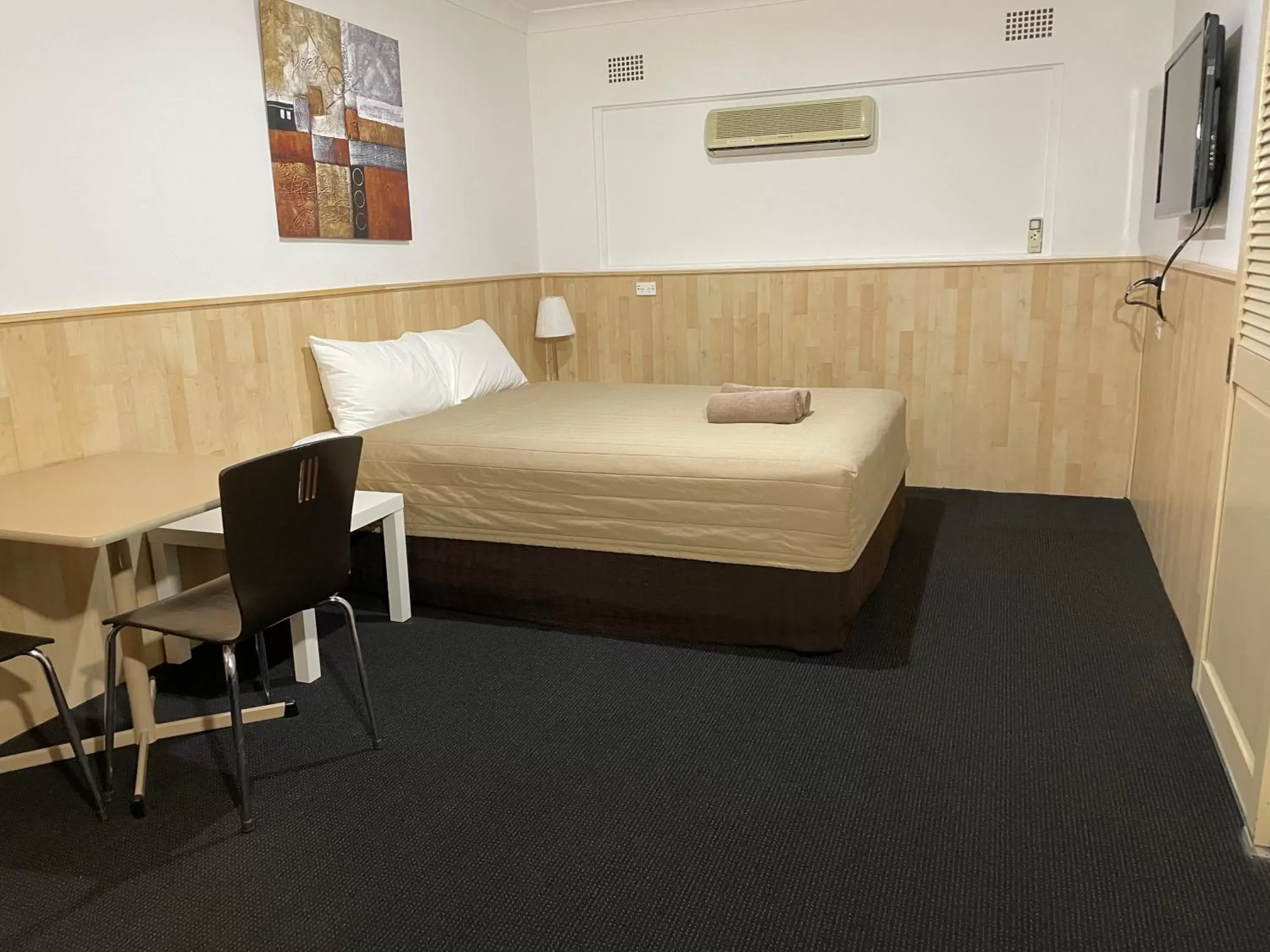 Bed in Countryman Motor Inn Cowra