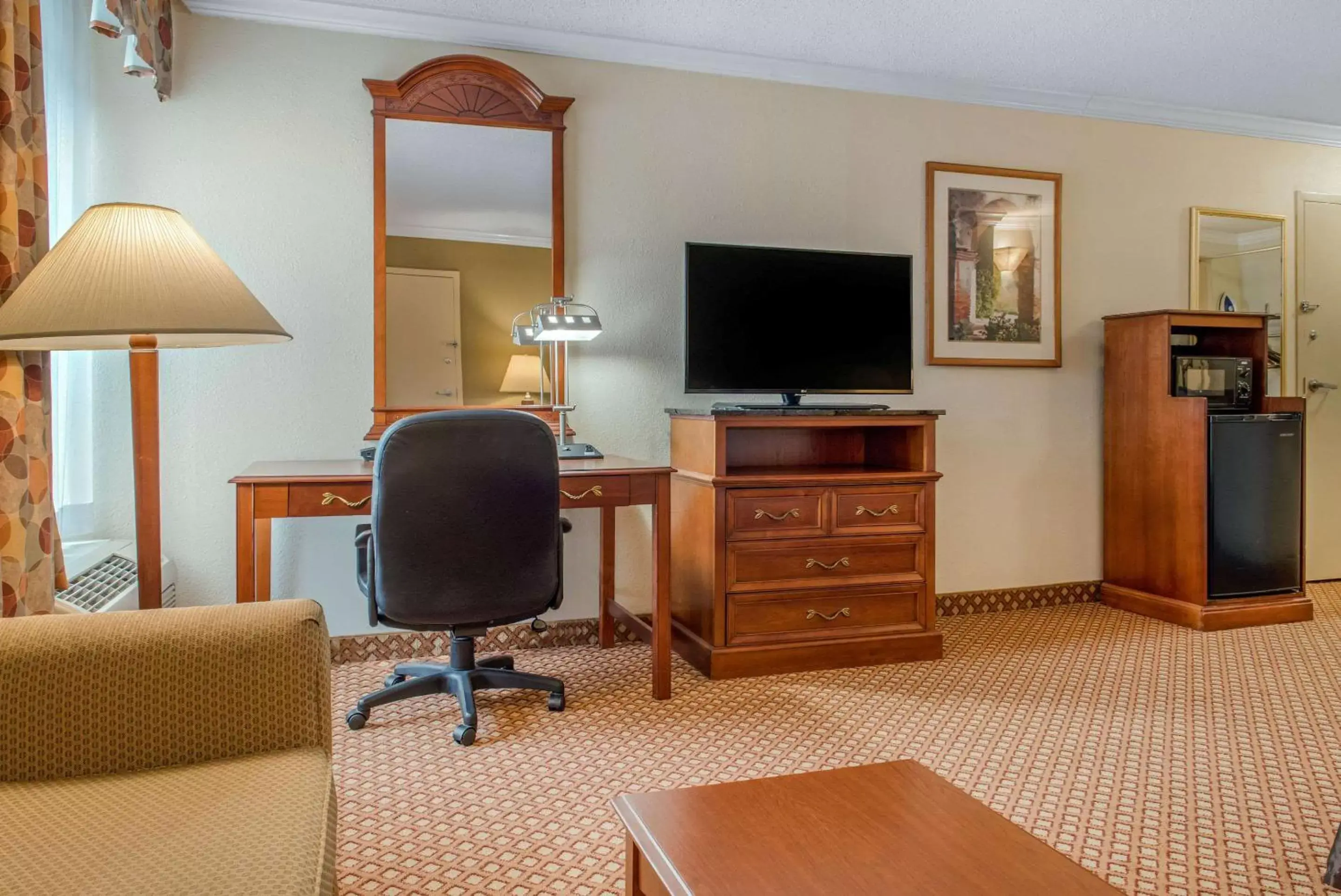 Photo of the whole room, TV/Entertainment Center in Quality Hotel Conference Center Cincinnati Blue Ash