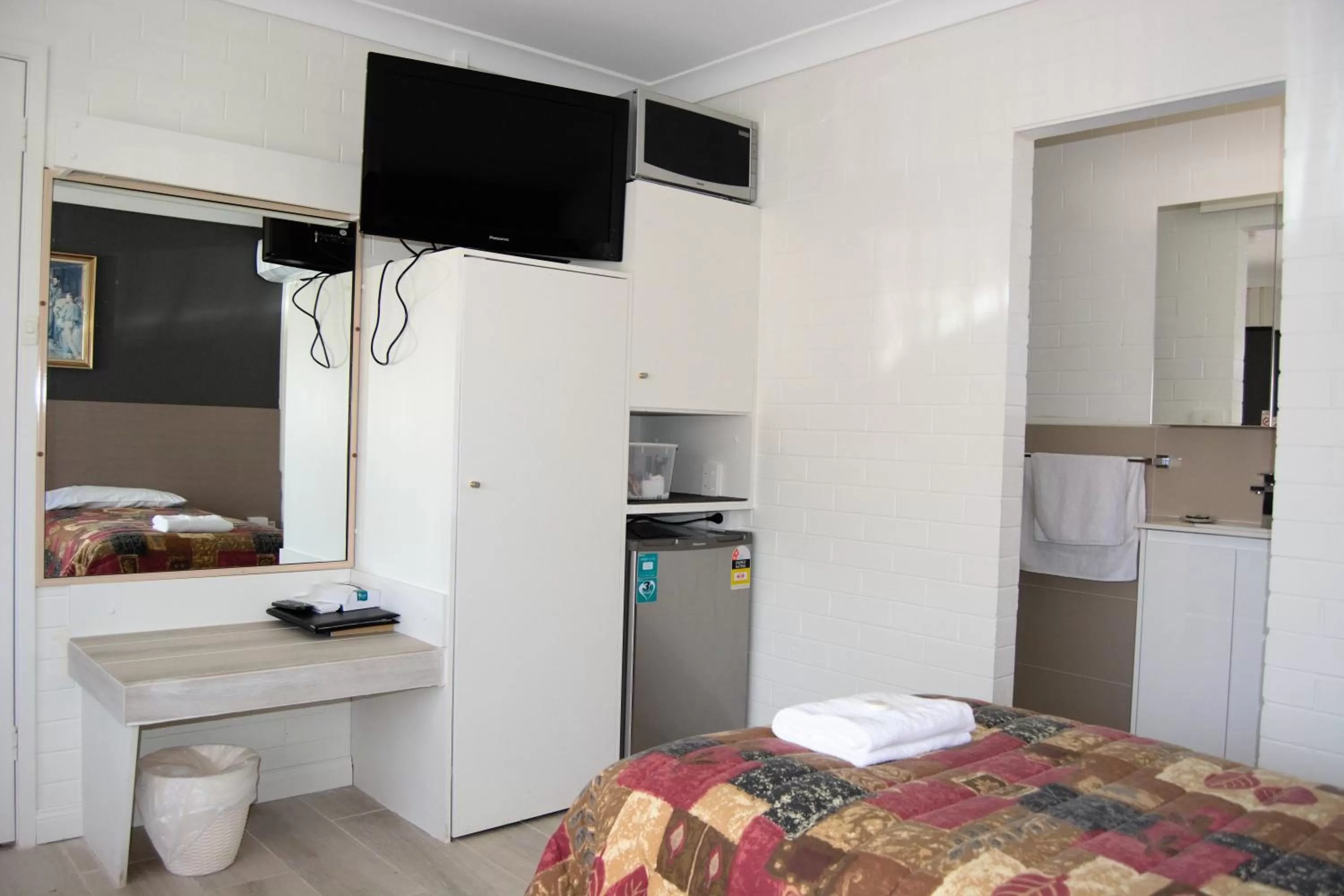 Bed in Civic Motor Inn