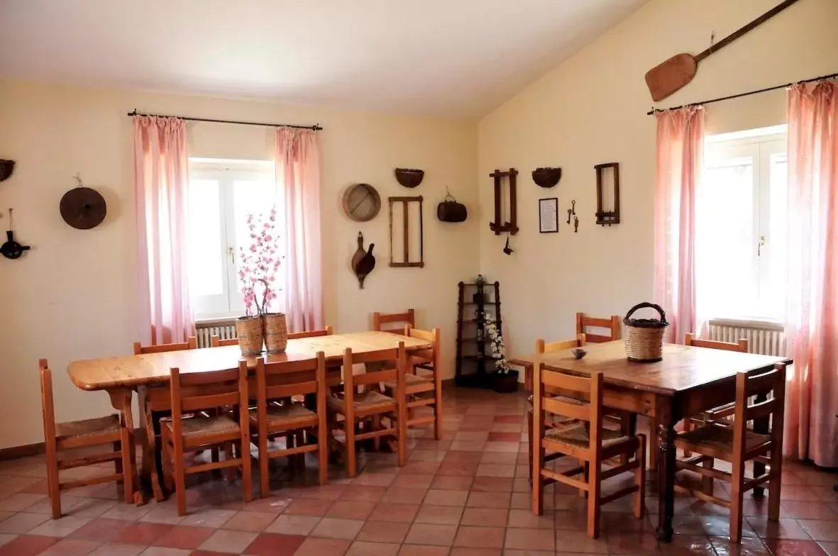 Communal lounge/ TV room, Dining Area in La Masseria di Villa Giulia