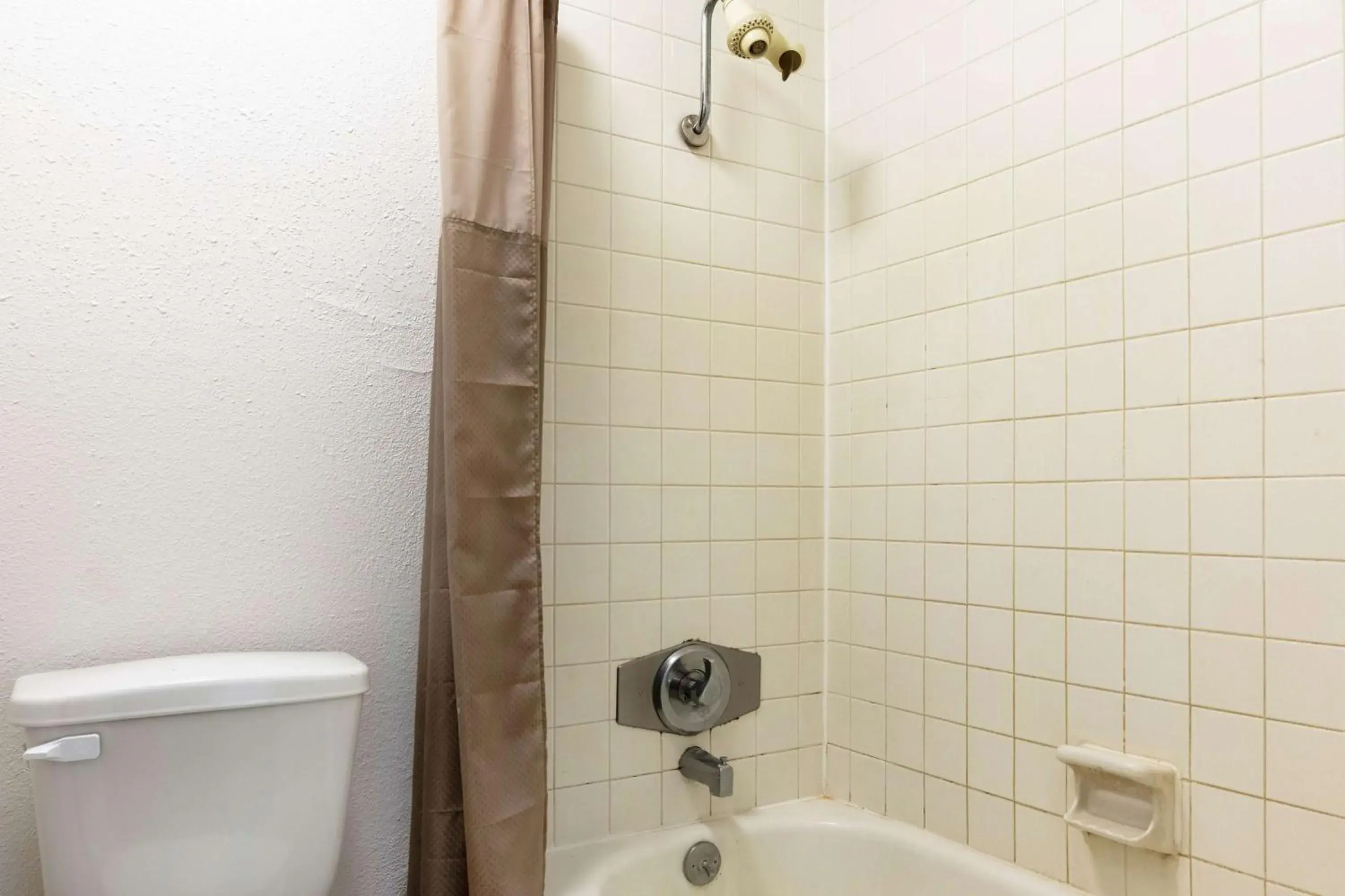 Bathroom in Motel 6-Alexandria, LA - South