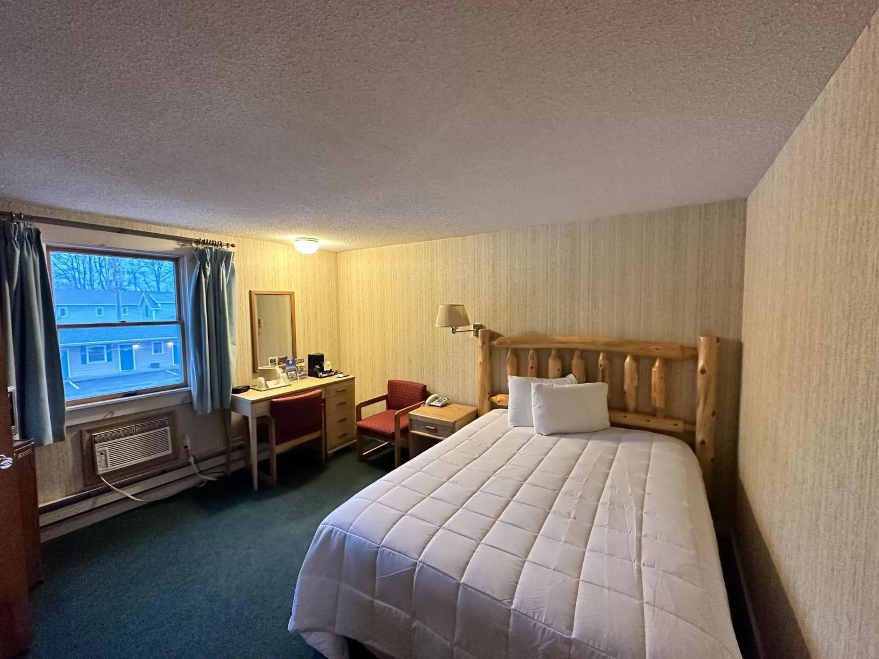 Queen Room in Maple Leaf Inn Lake Placid
