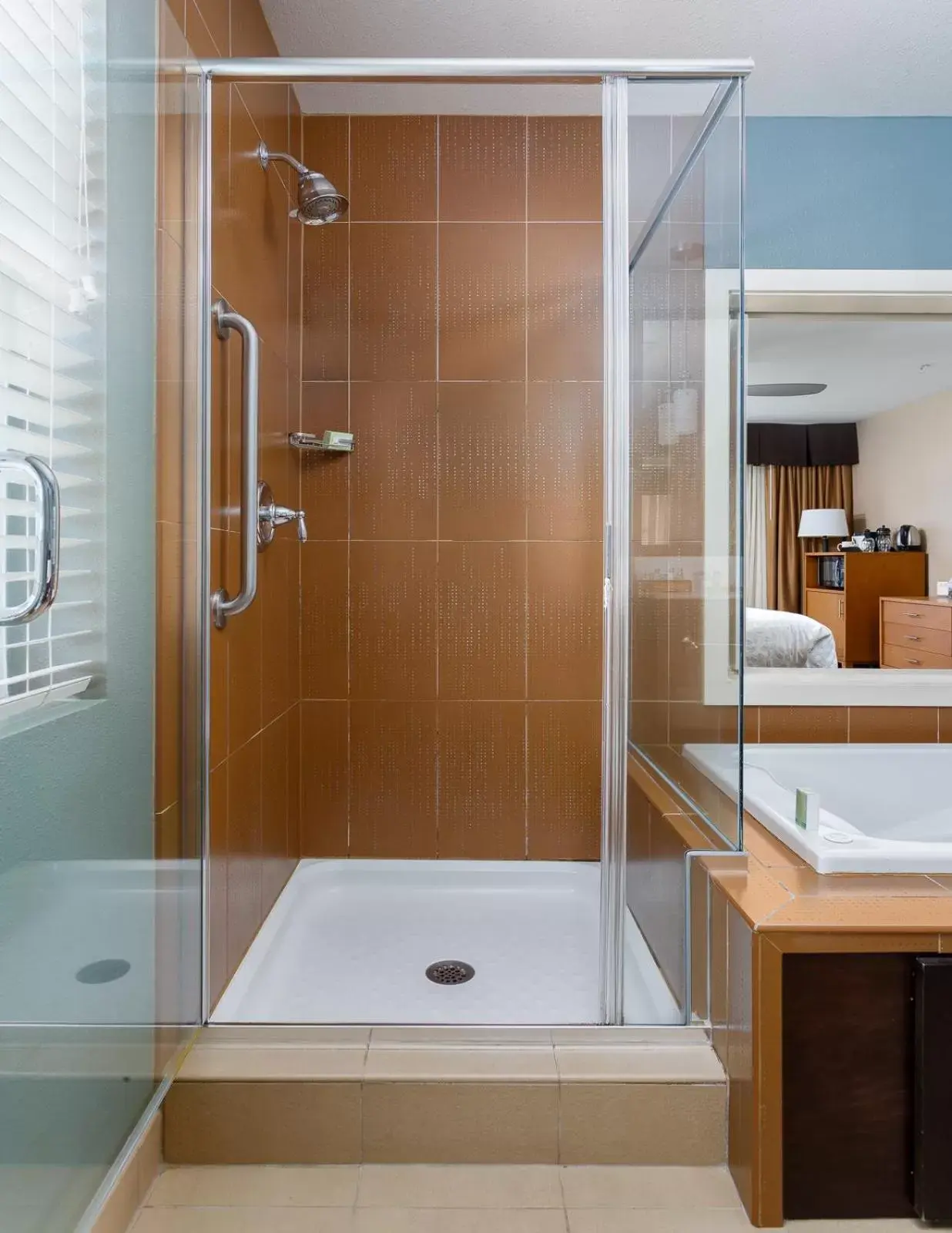 Shower, Bathroom in The Coho Oceanfront Lodge