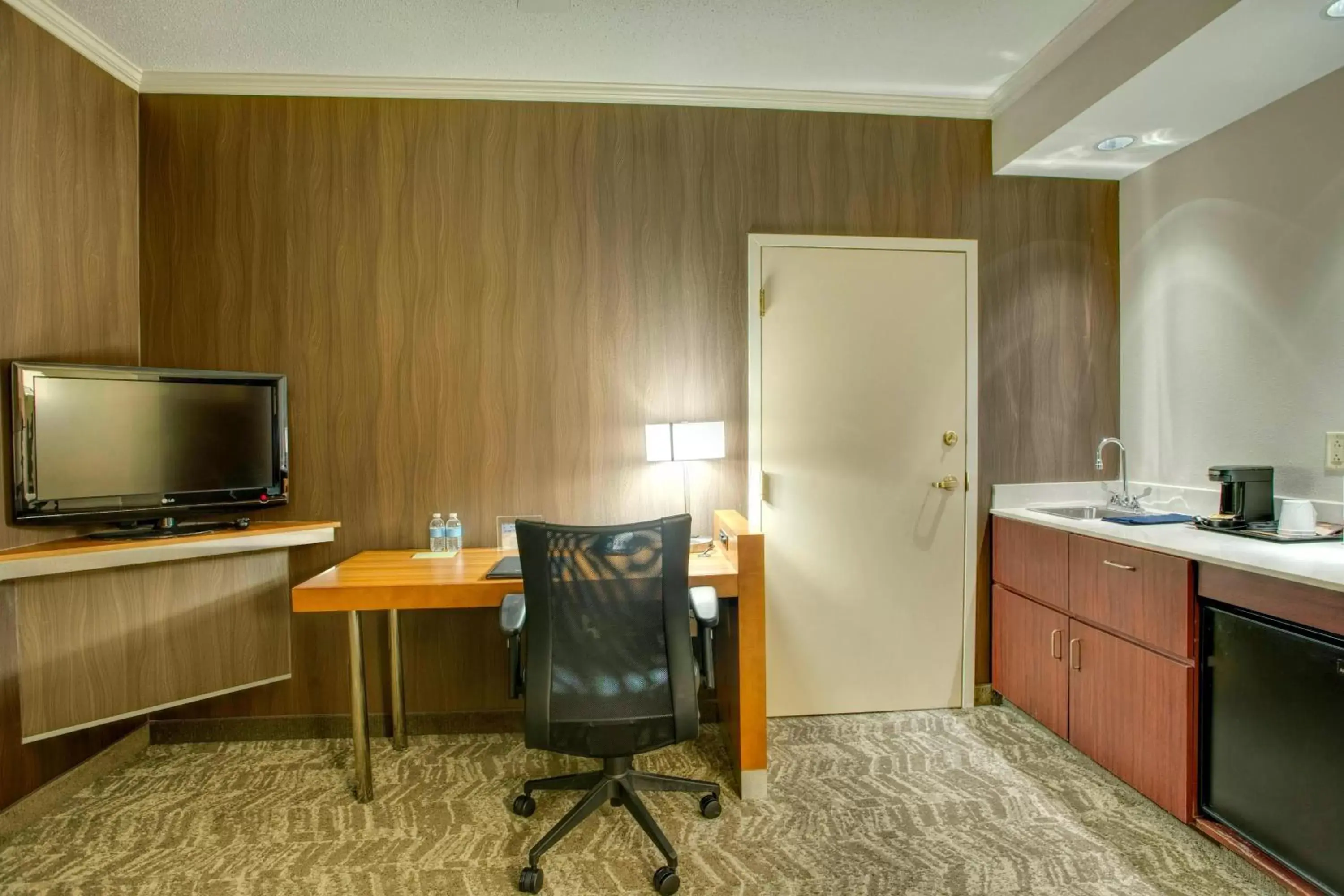 Photo of the whole room, Kitchen/Kitchenette in SpringHill Suites by Marriott Lawrence Downtown