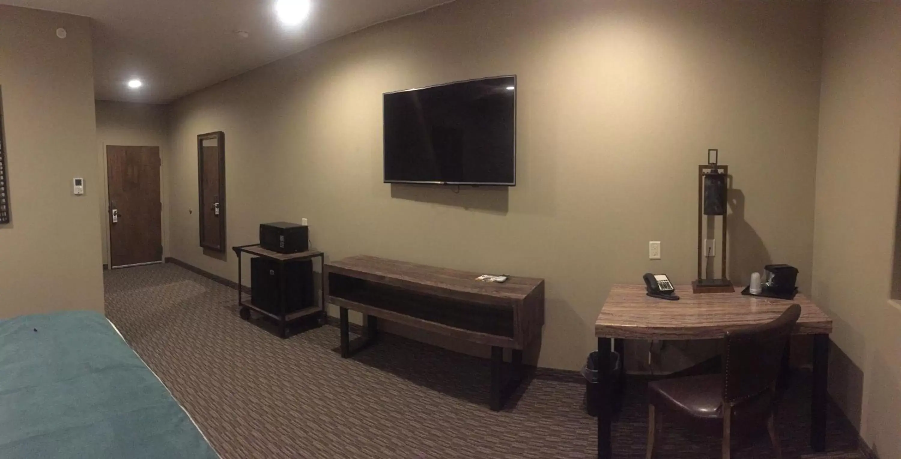 Guests, TV/Entertainment Center in Canyon Country Lodge