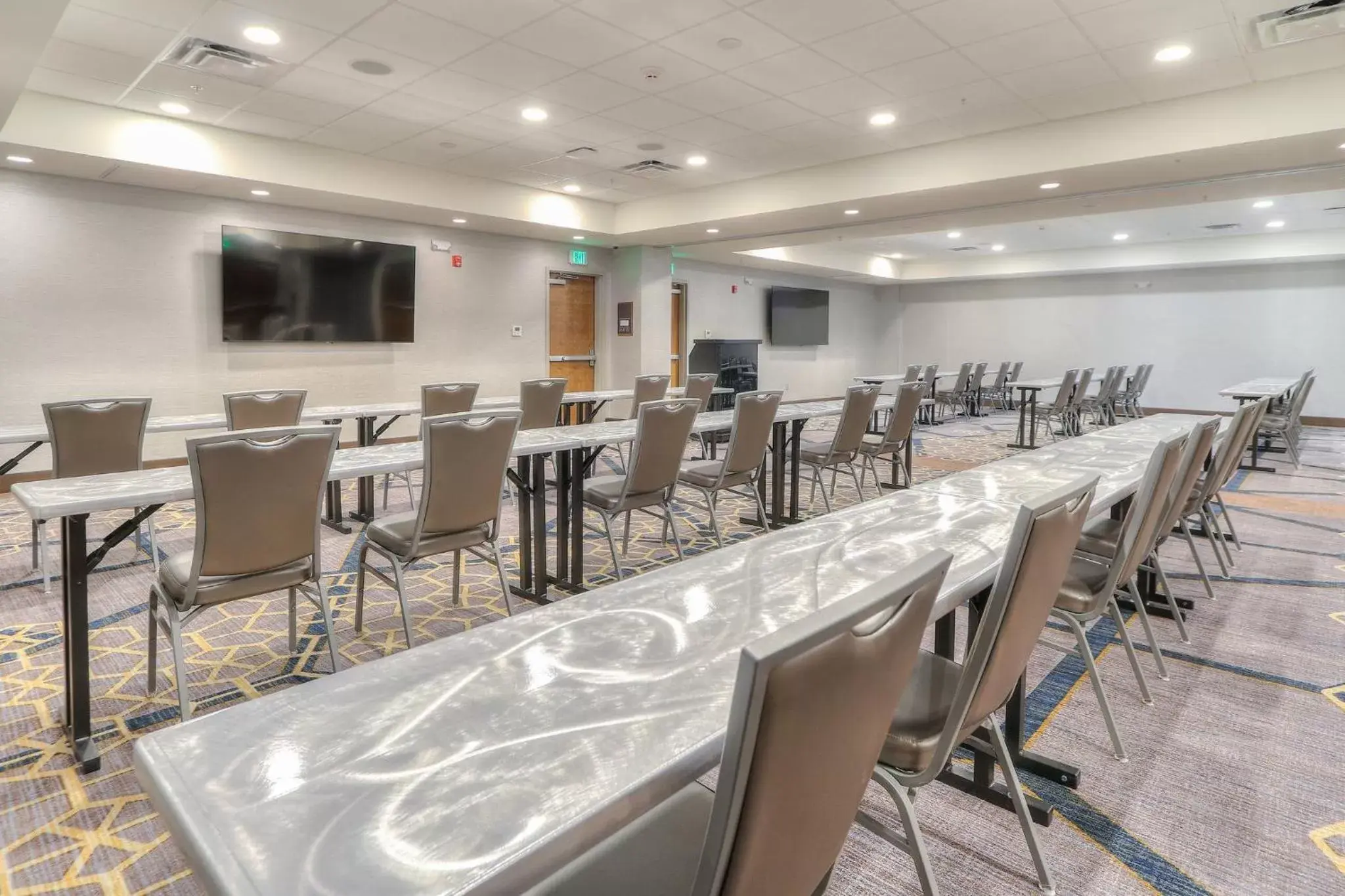 Meeting/conference room, Restaurant/Places to Eat in Holiday Inn & Suites Pigeon Forge Convention Center, an IHG Hotel