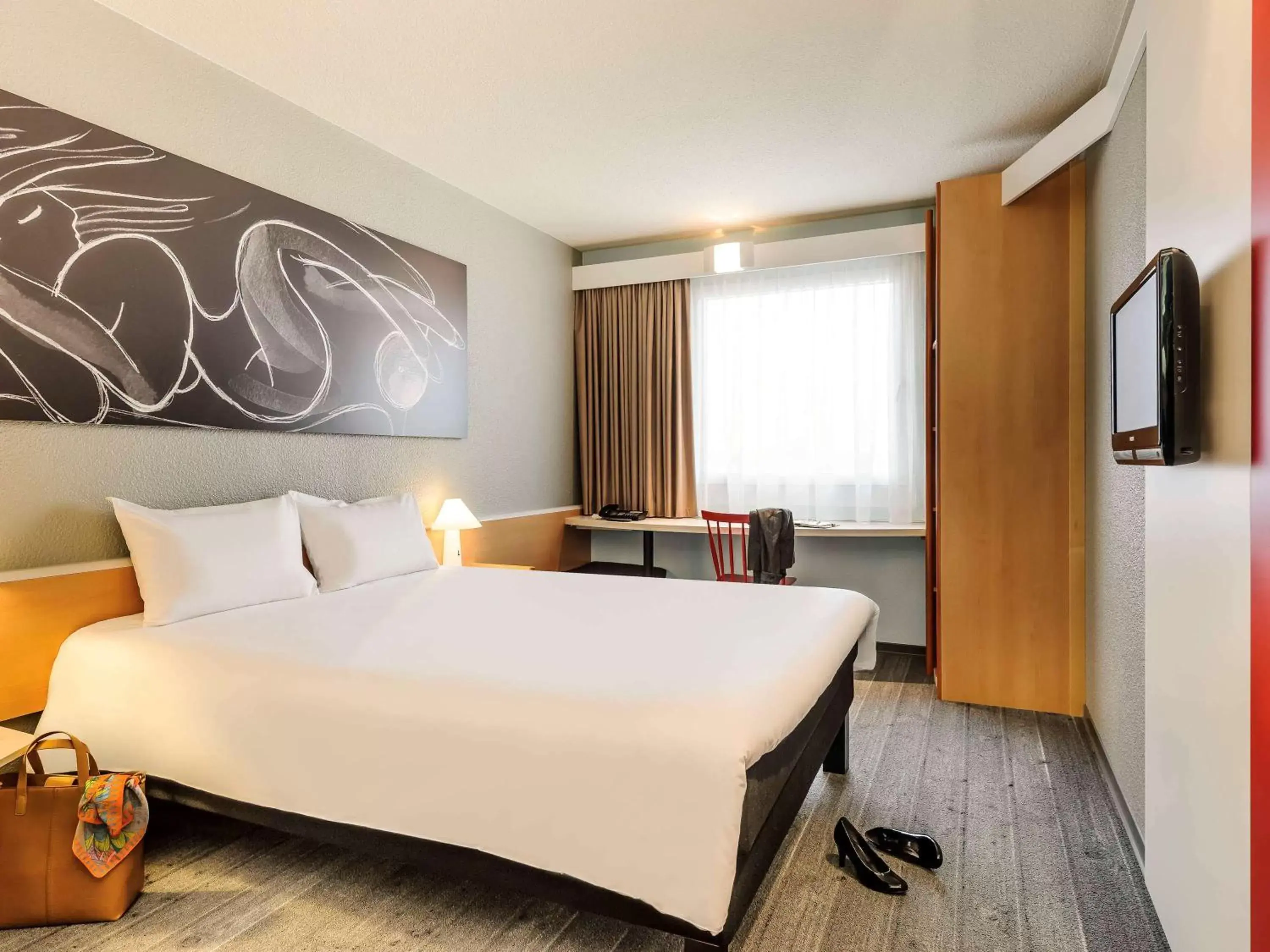 Property building, Bed in ibis Hotel Hannover City