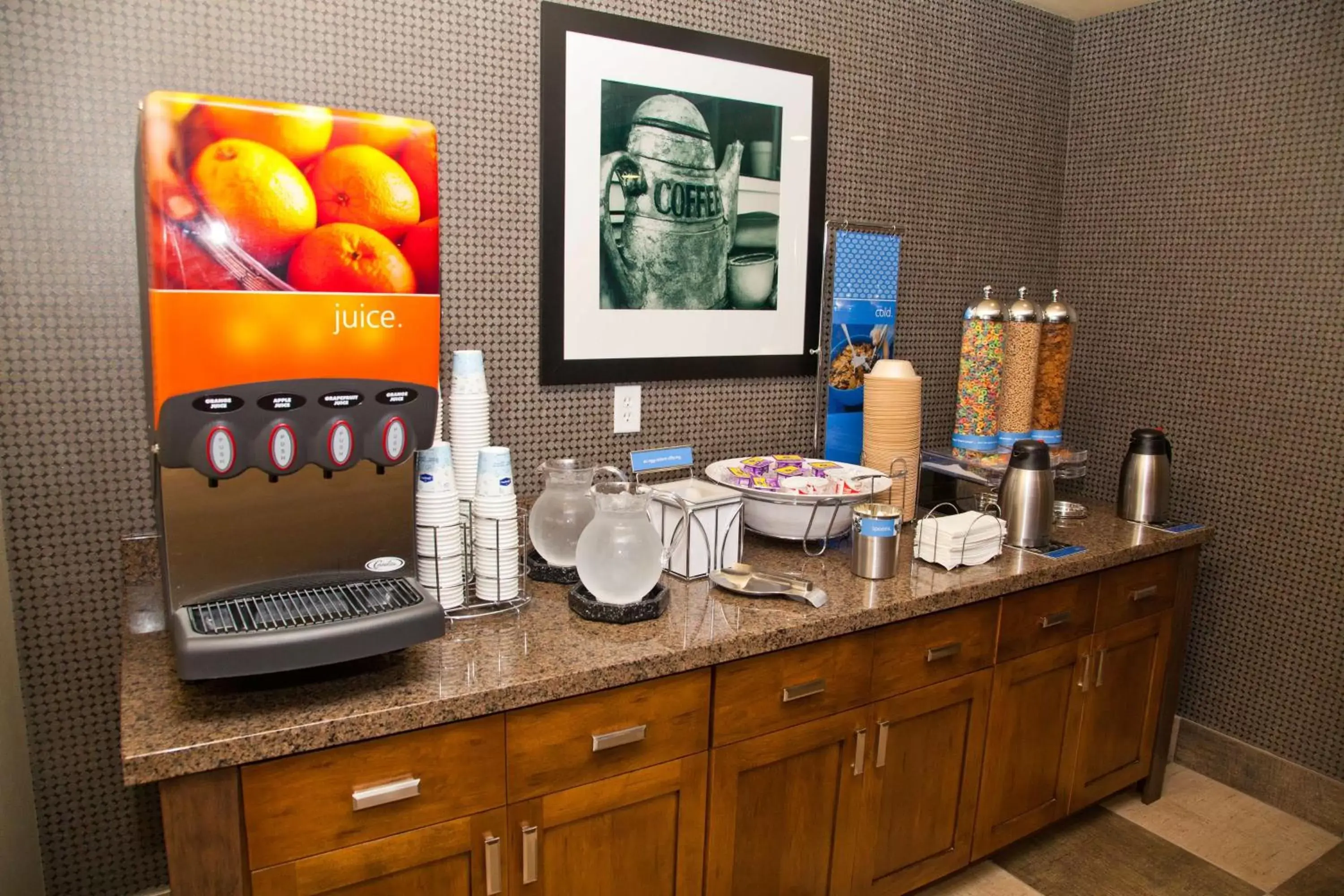 Breakfast, Food in Hampton Inn & Suites Salinas