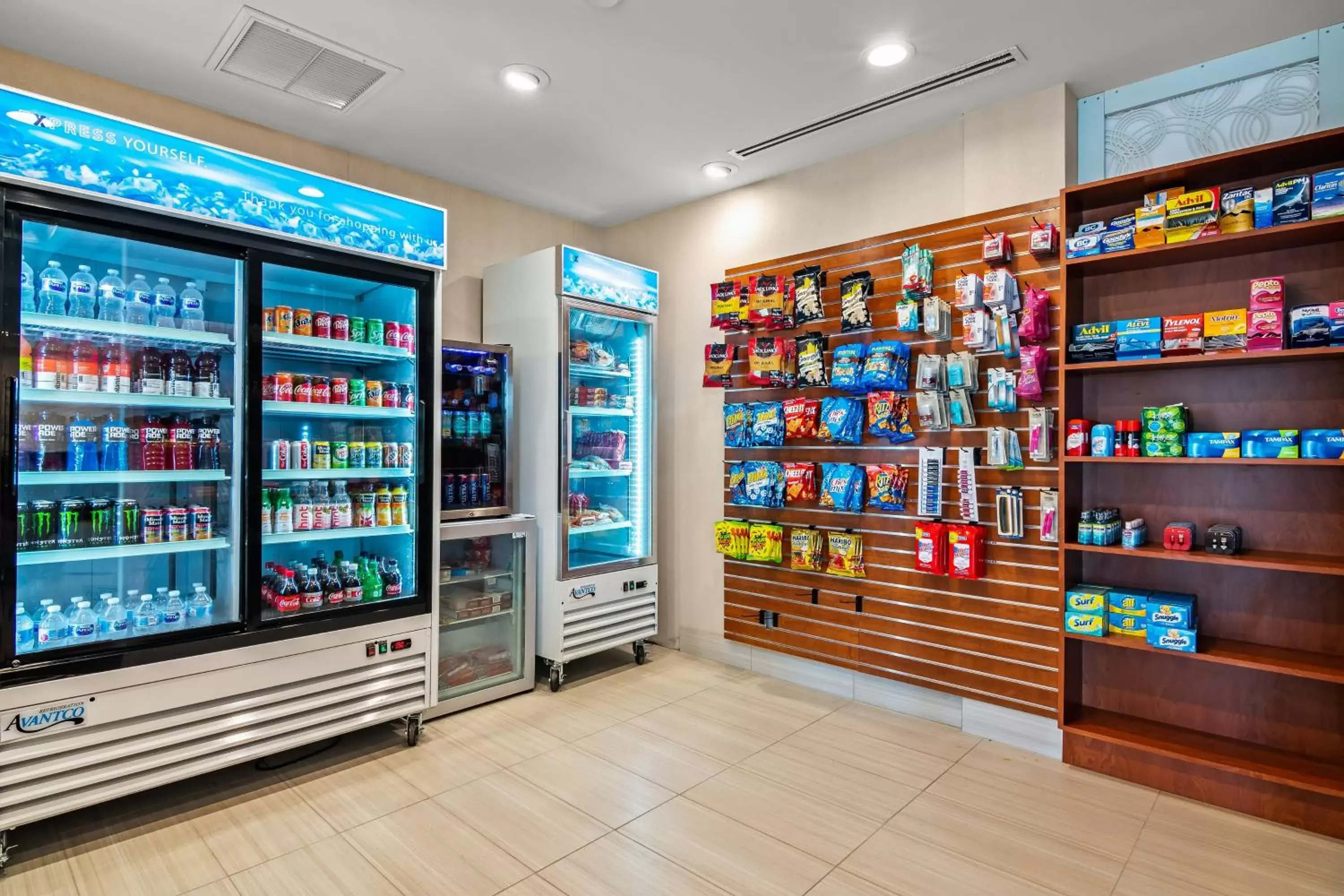 Lobby or reception, Supermarket/Shops in Holiday Inn Express & Suites Orlando- Lake Buena Vista, an IHG Hotel