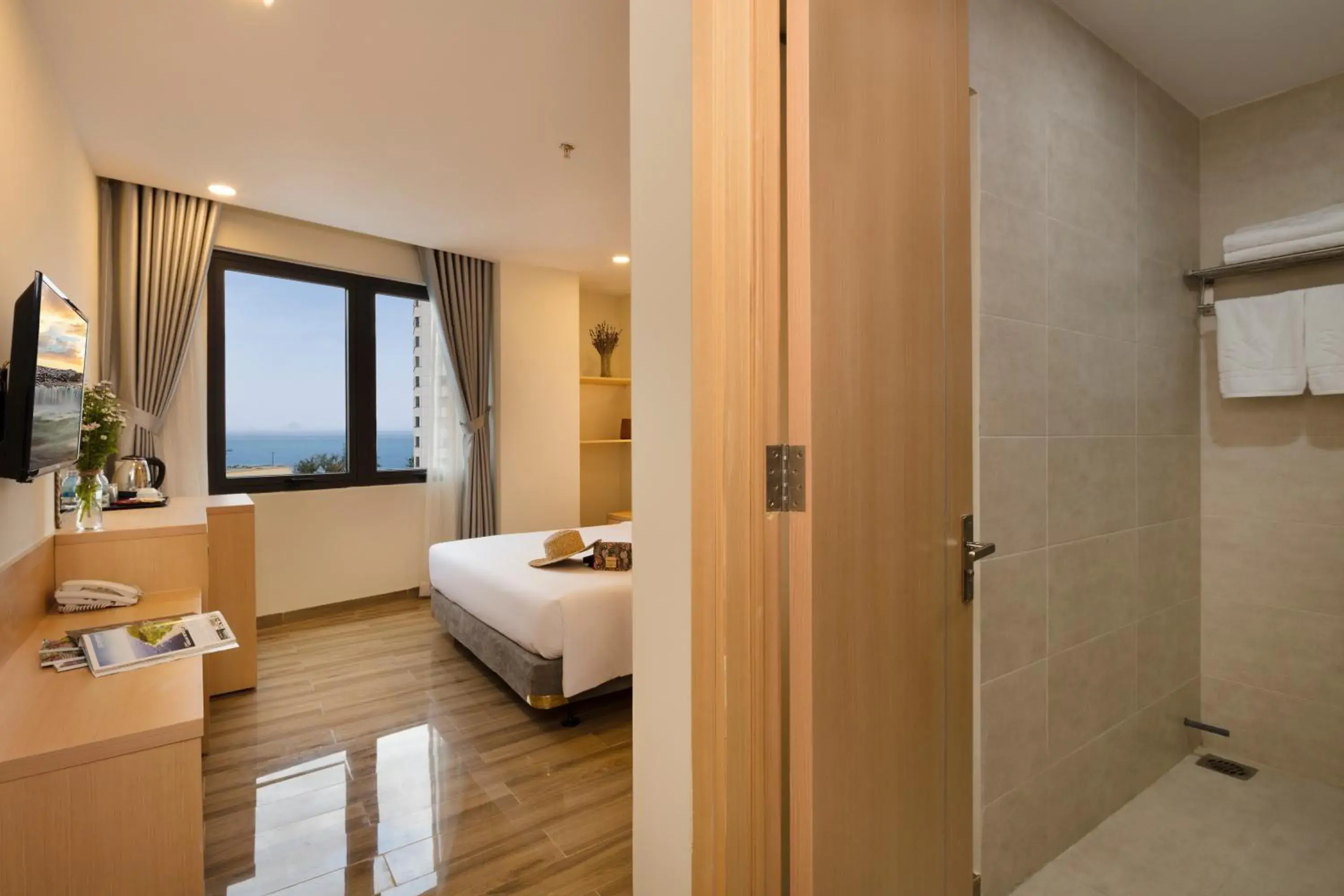 Bedroom, Bathroom in The Swan Hotel
