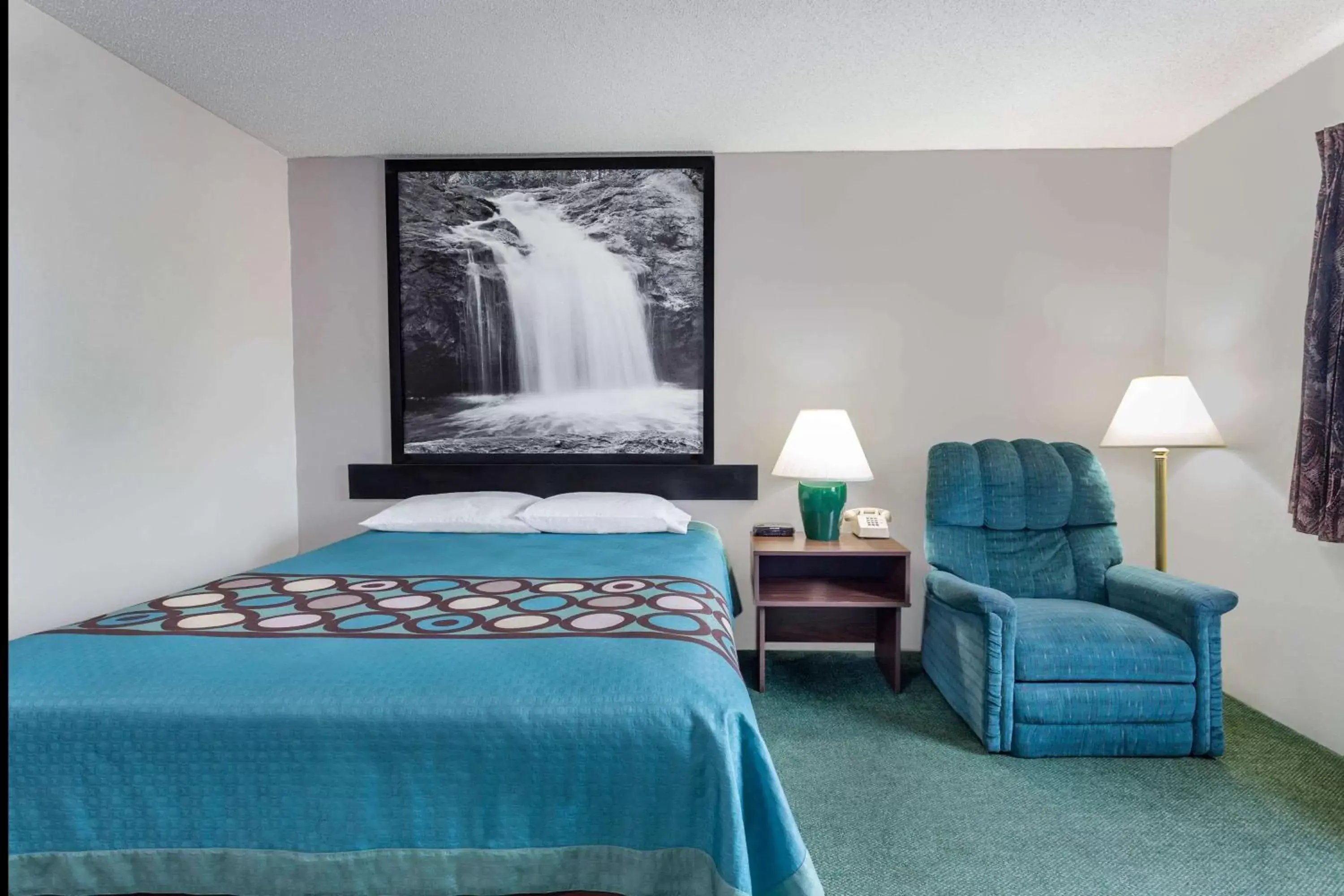 Photo of the whole room, Bed in Super 8 by Wyndham Reedsburg