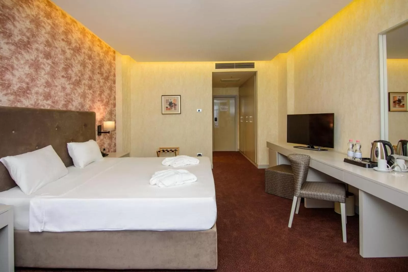 Photo of the whole room, Bed in The Grand Gloria Hotel