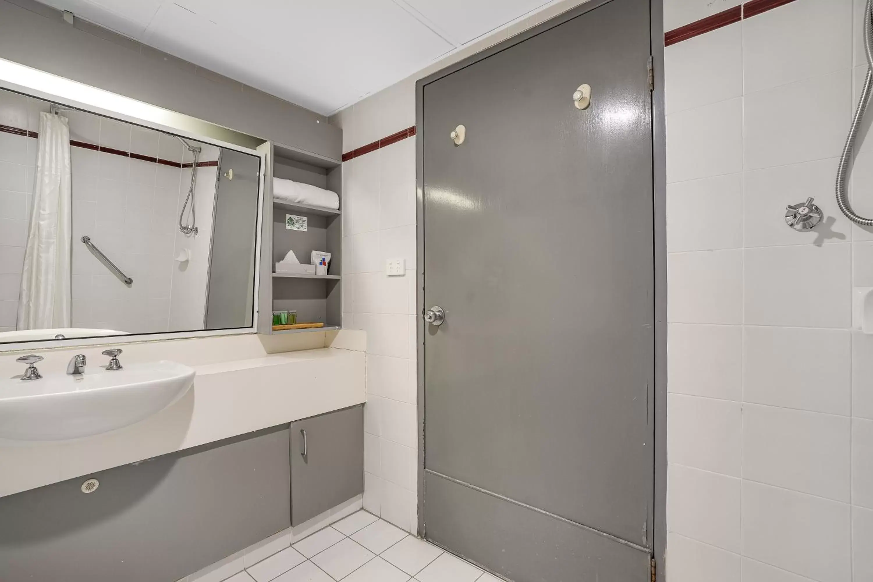 Bathroom in Nelson Towers Motel & Apartments