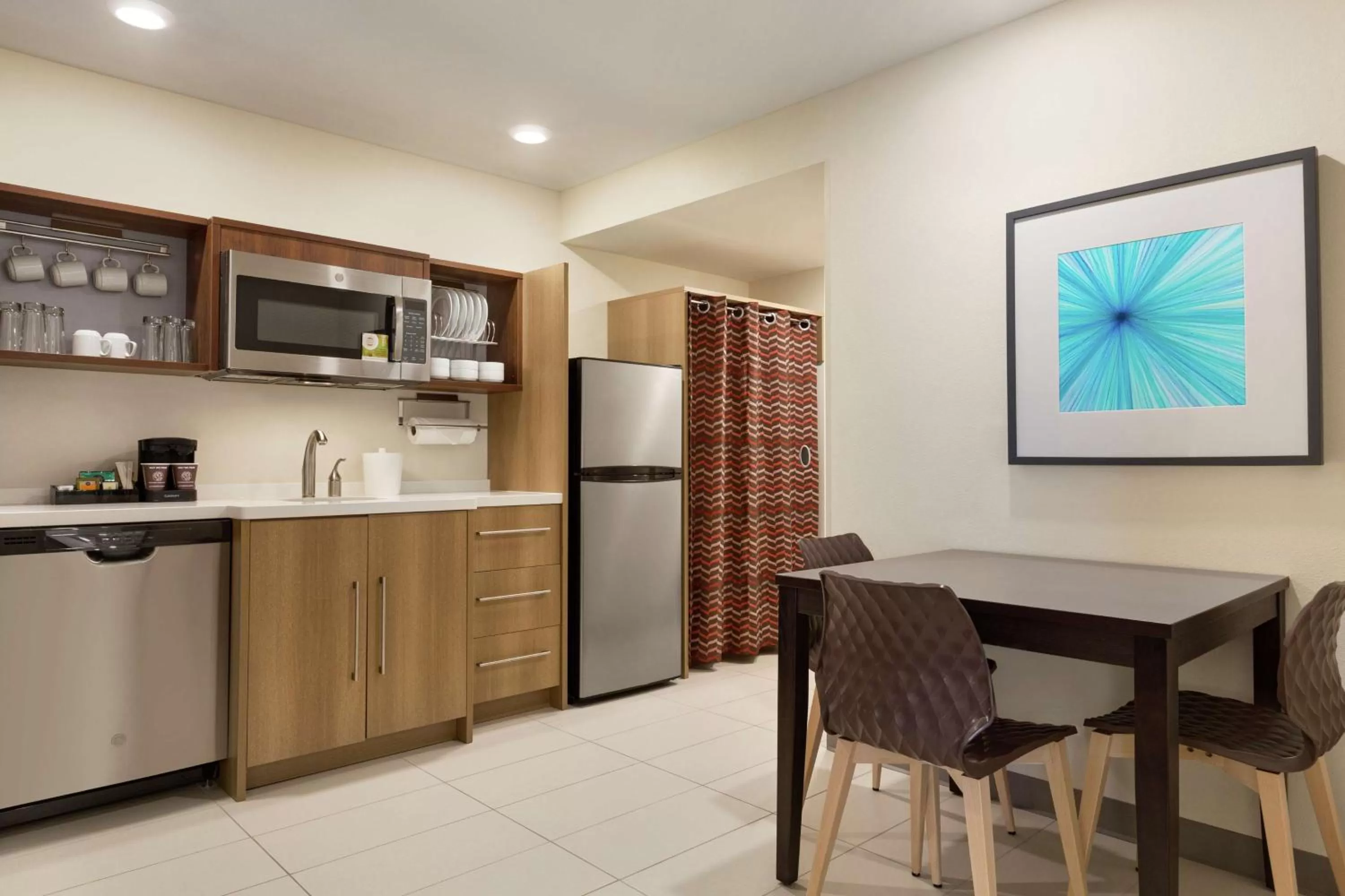 Kitchen or kitchenette in Home2 Suites By Hilton Portland Airport