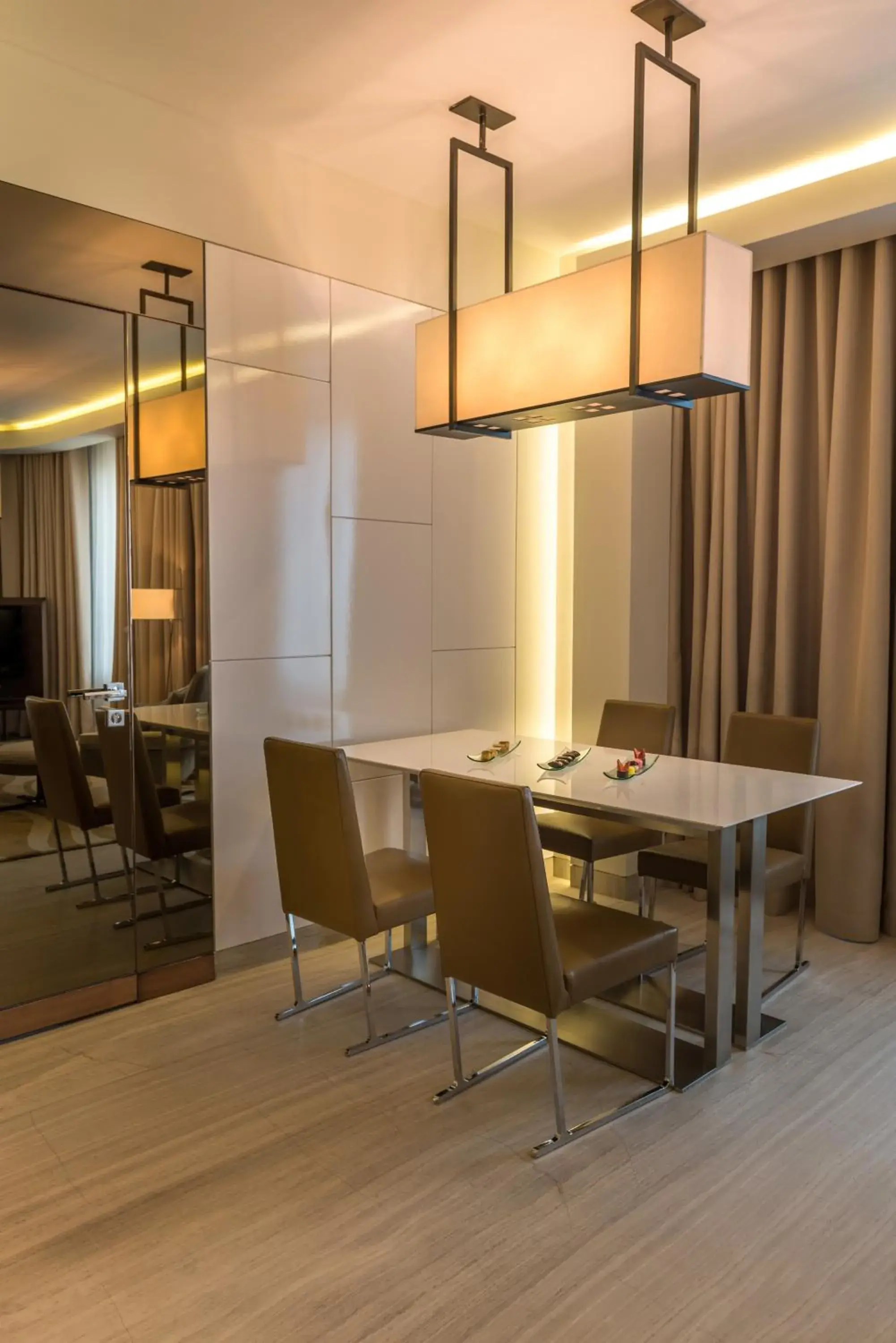 TV and multimedia, Dining Area in Towers Rotana