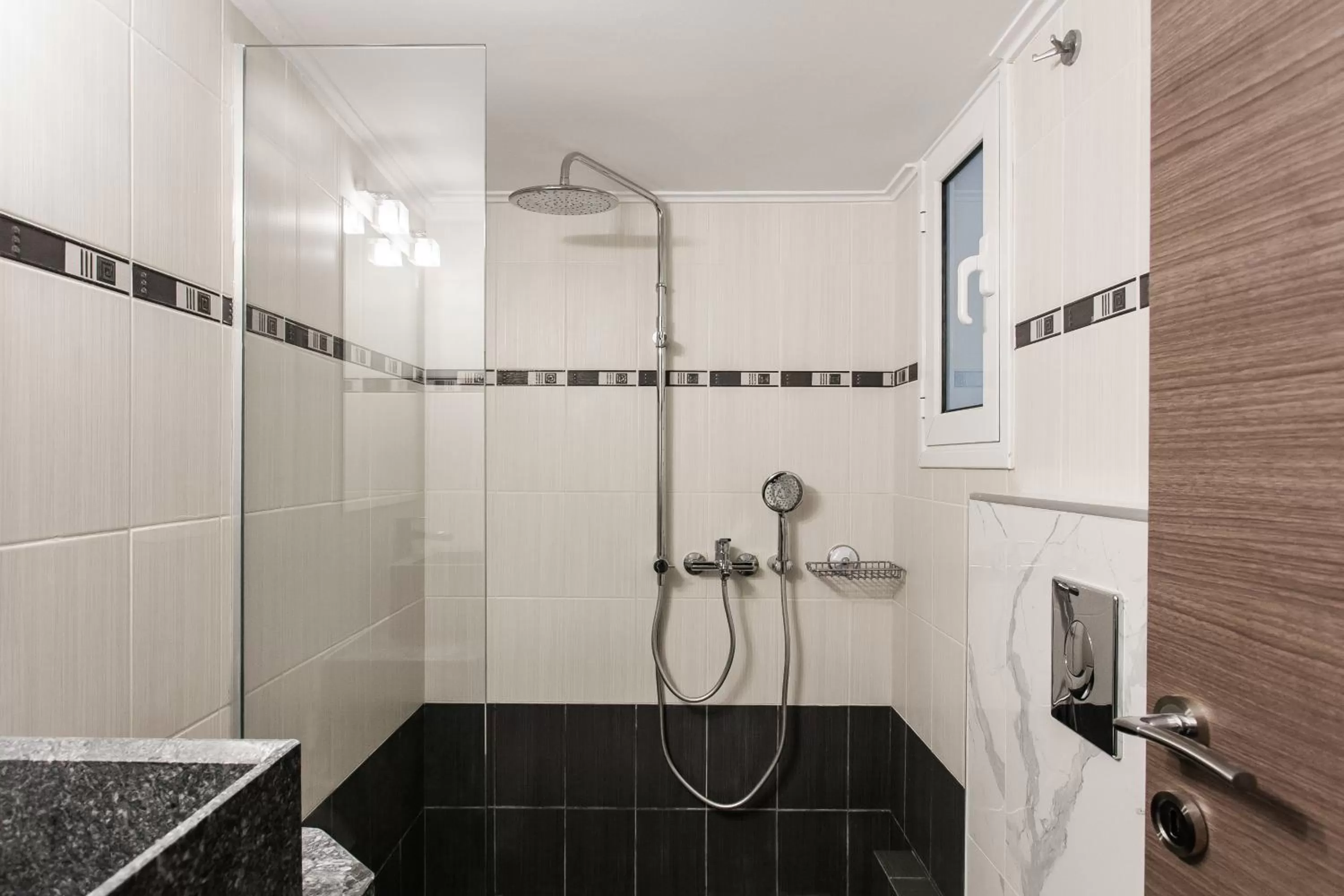 Shower in Nicholas Point Apartments and Rooms