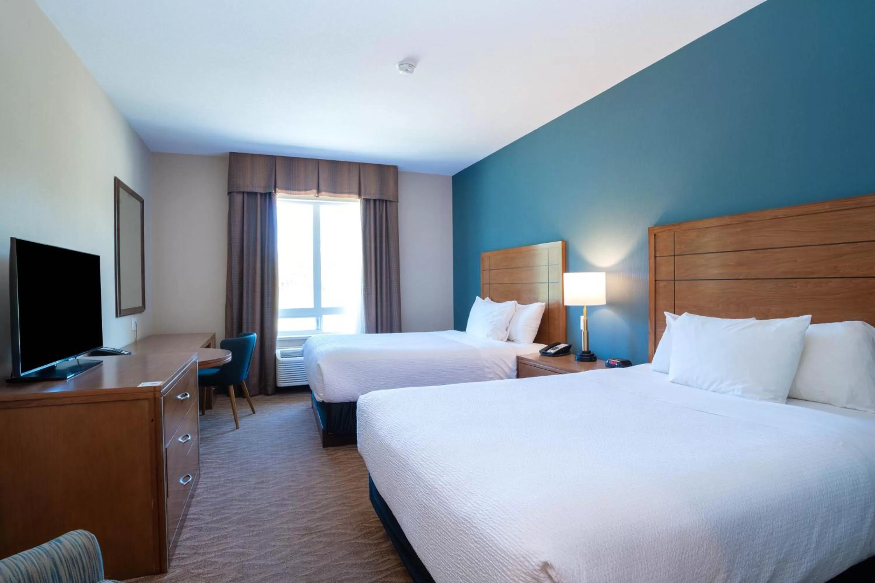 Photo of the whole room, Bed in Sandman Hotel and Suites Squamish