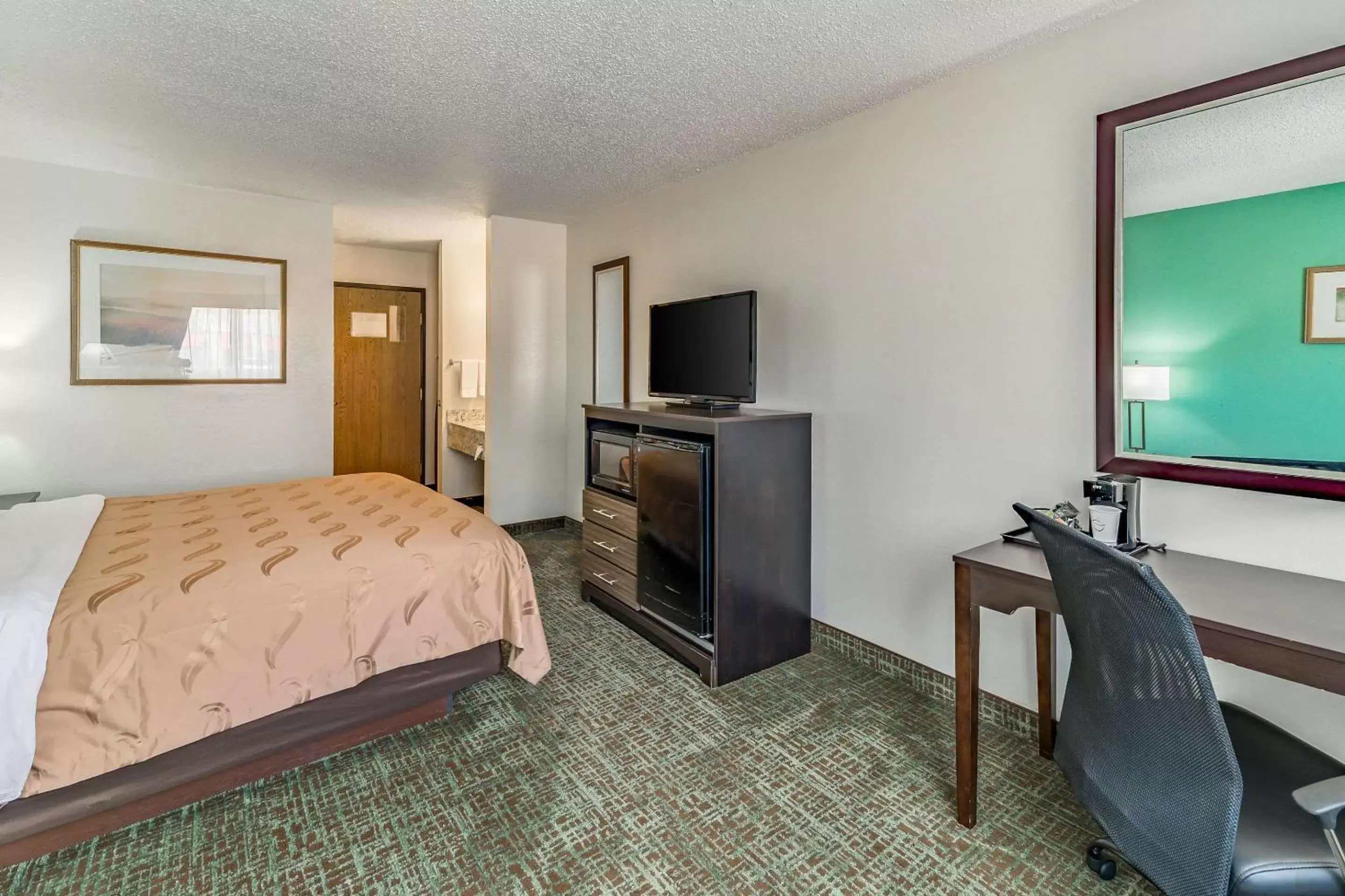 Photo of the whole room, TV/Entertainment Center in Quality Inn Allen - Plano East