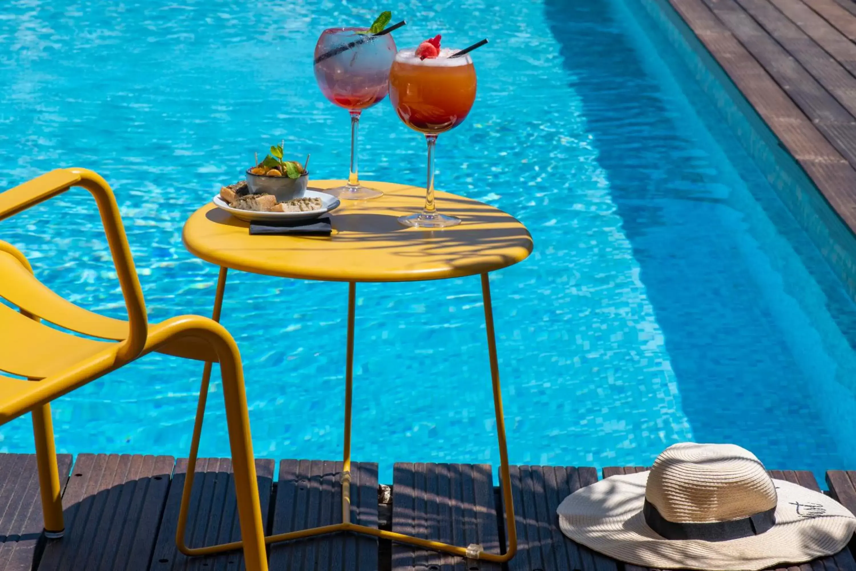 Lounge or bar, Swimming Pool in Mercure Hyères Centre Côte d'Azur