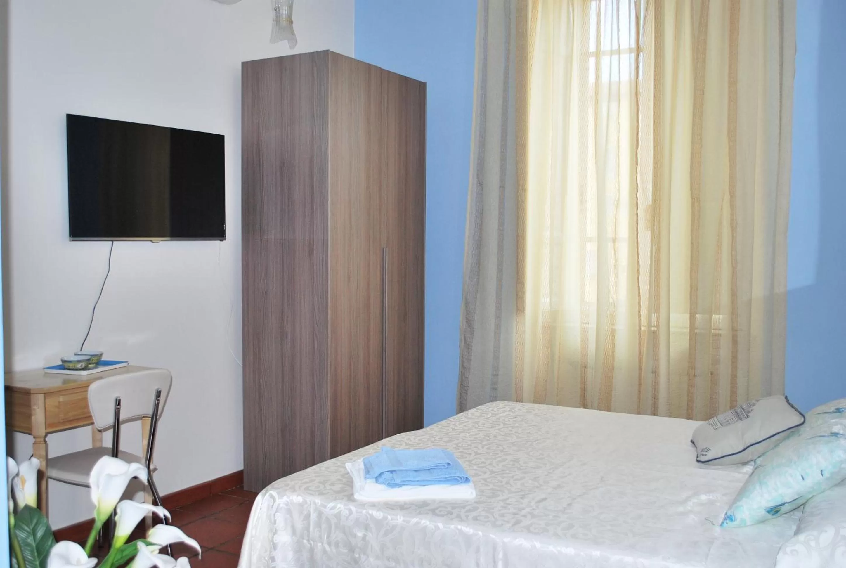 Photo of the whole room, Bed in San Peter's Corner