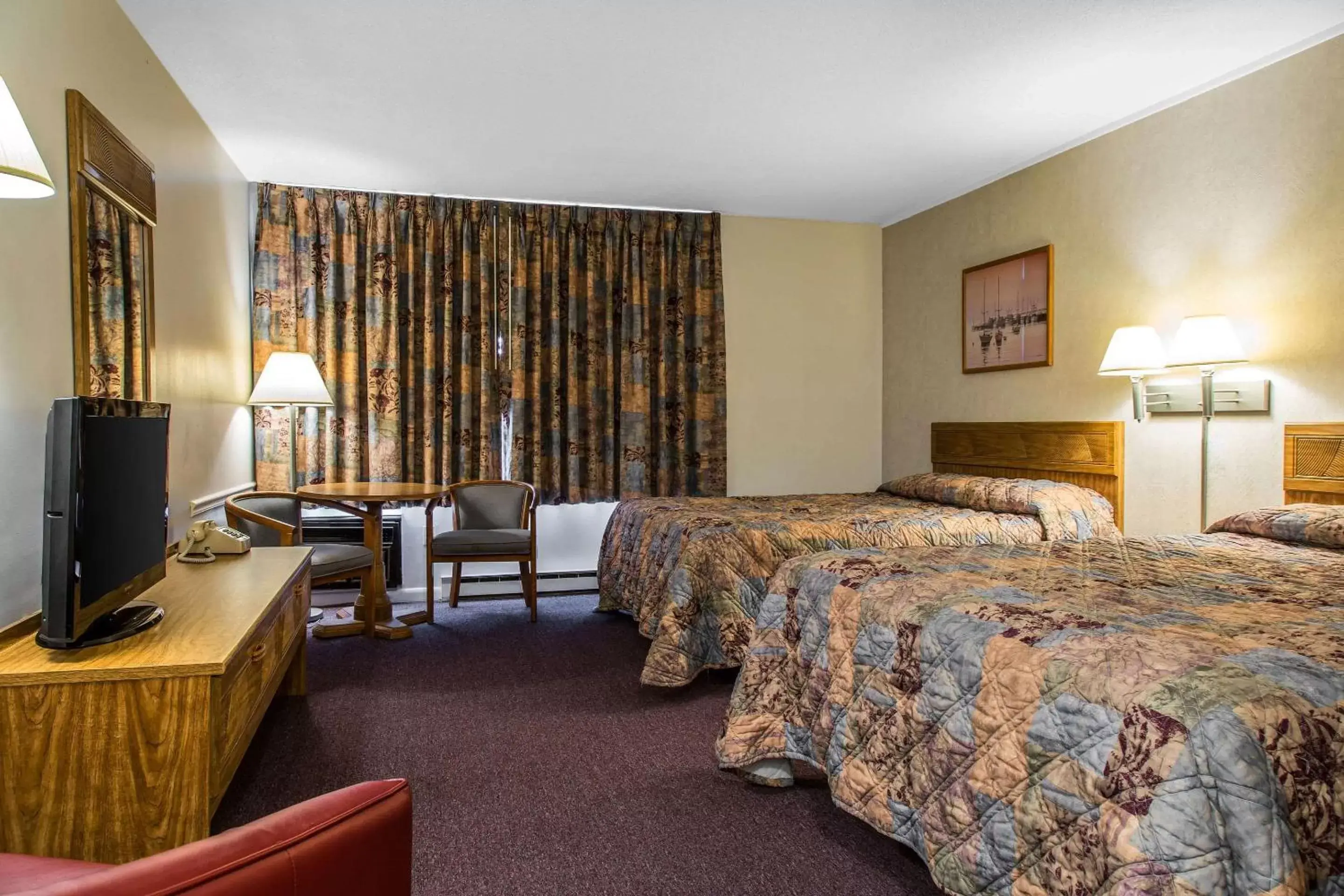 Photo of the whole room, Bed in Rodeway Inn Waterford - New London