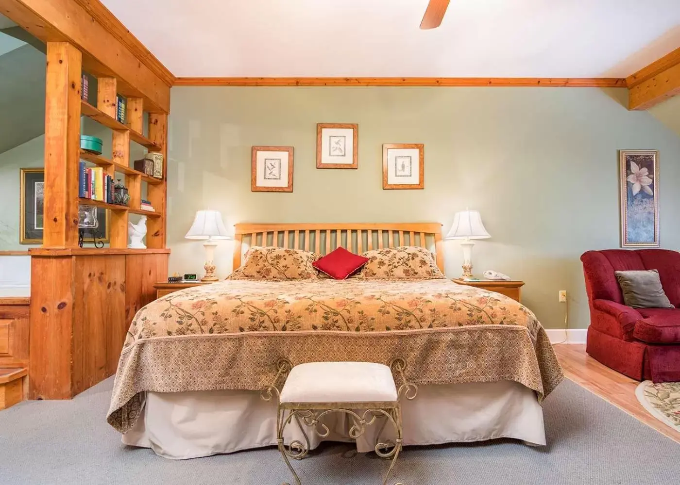 Bed in Highland Lake Inn & Resort - Flat Rock