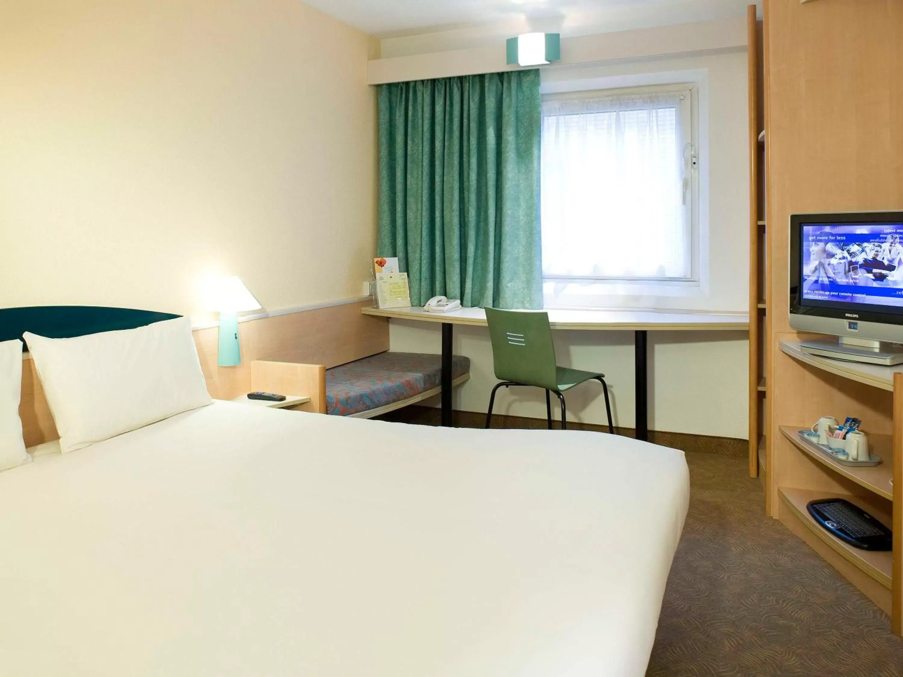 Bedroom, Bed in ibis Hull City Centre