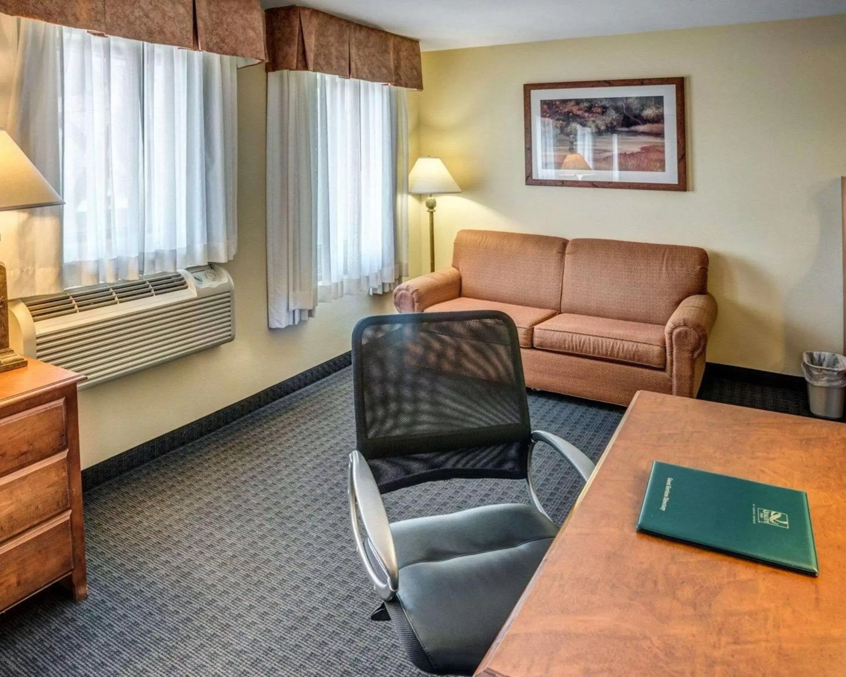 Photo of the whole room, Seating Area in Quality Inn Ashland - Lake Superior