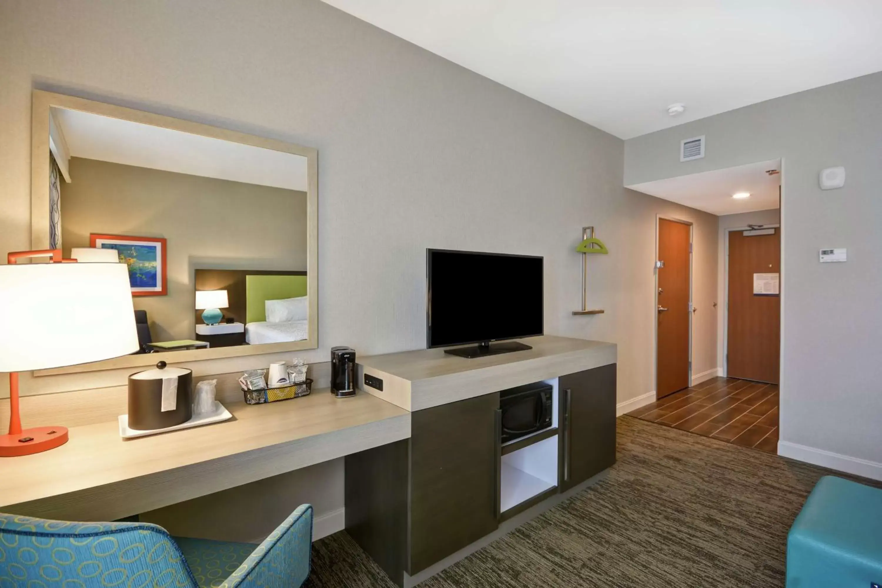 Bedroom, TV/Entertainment Center in Hampton Inn Suites Grants Pass