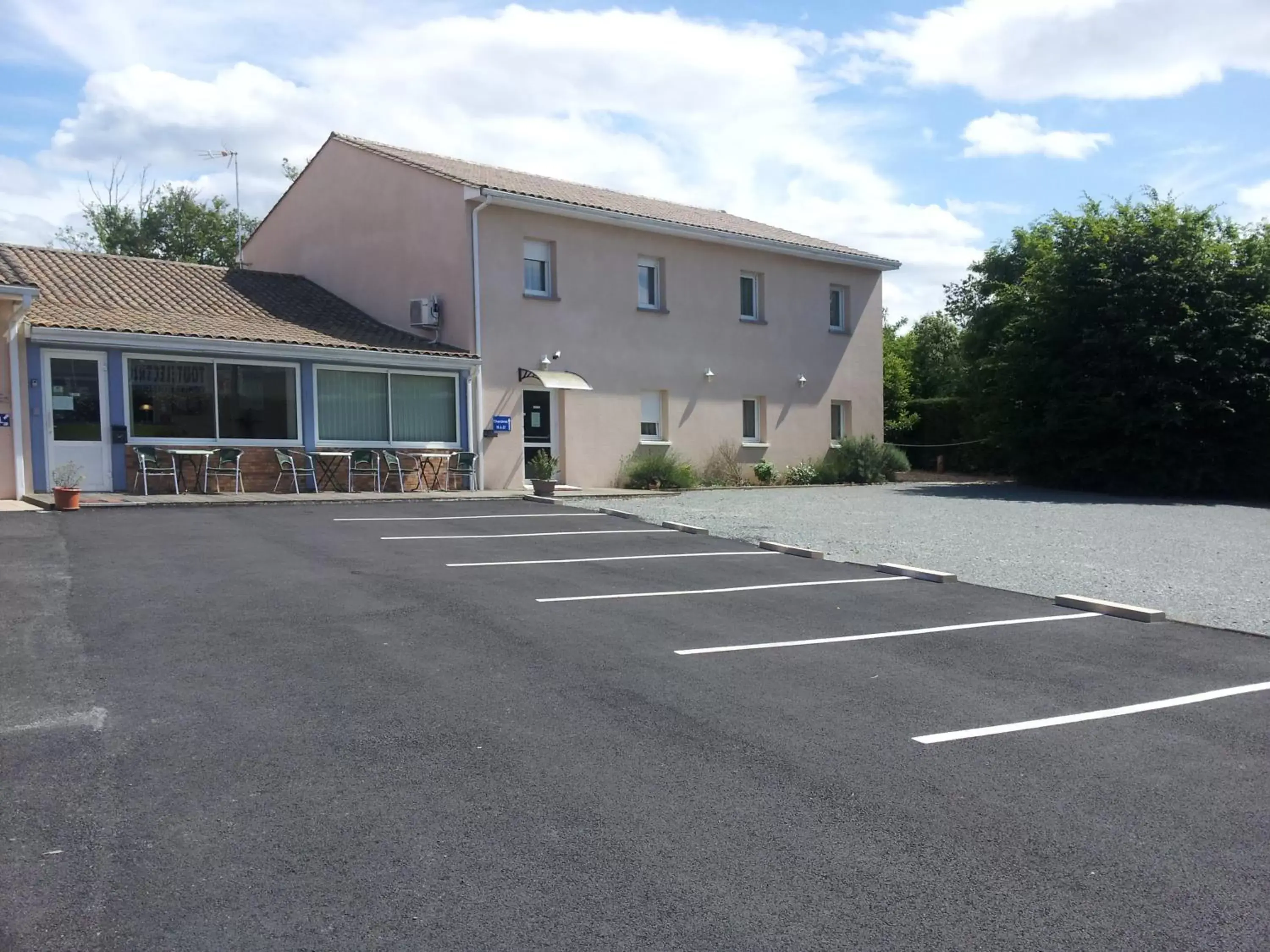 Facade/entrance, Property Building in Tour Hôtel