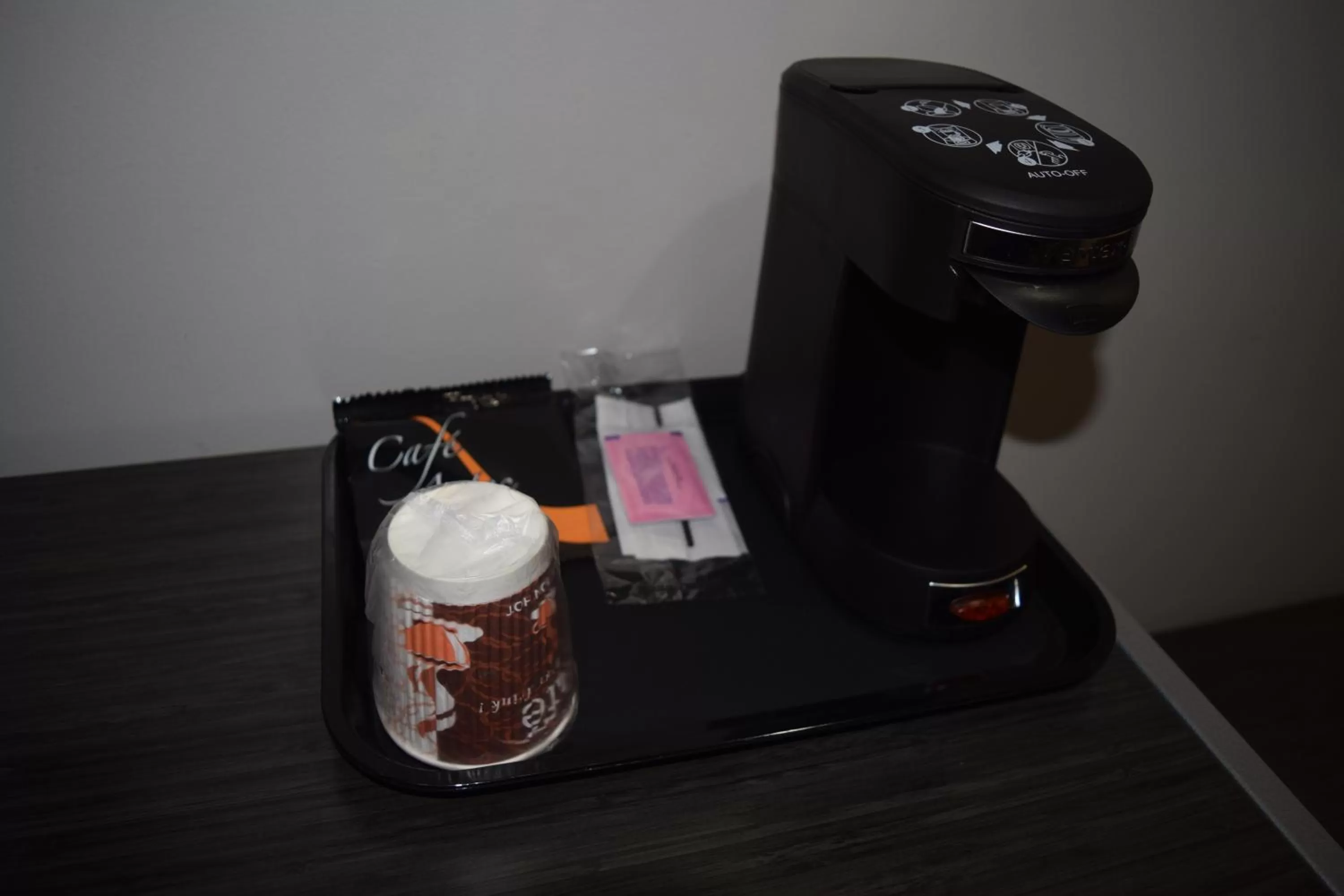 Coffee/tea facilities in Deluxe Inn Hawthorne/ LAX