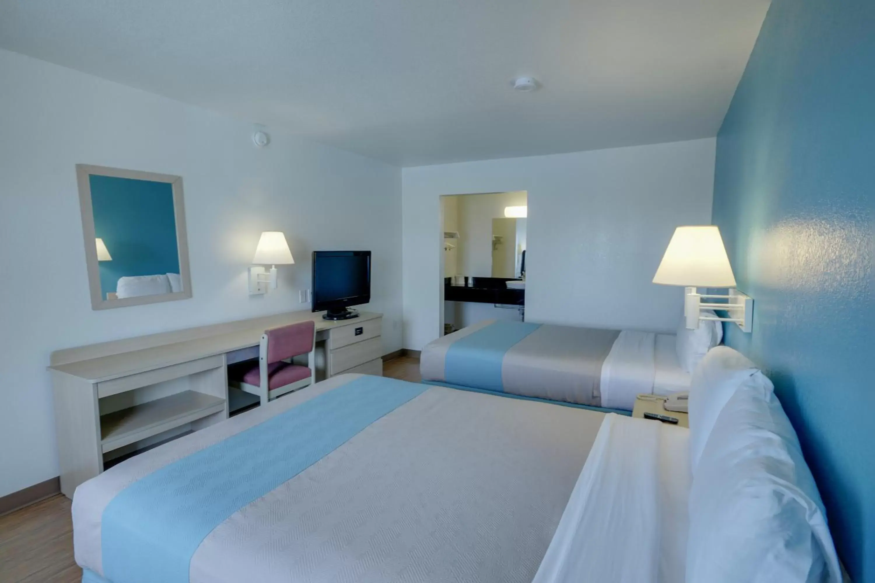 Bedroom, Bed in Motel 6-Webster, TX - Houston - Nasa Lake