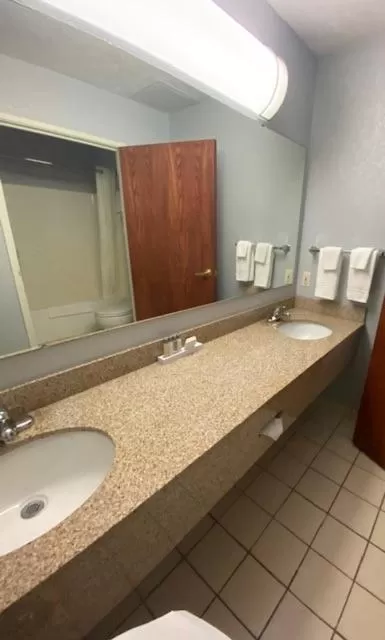 Bathroom in Lakeside Resort & Conference Center